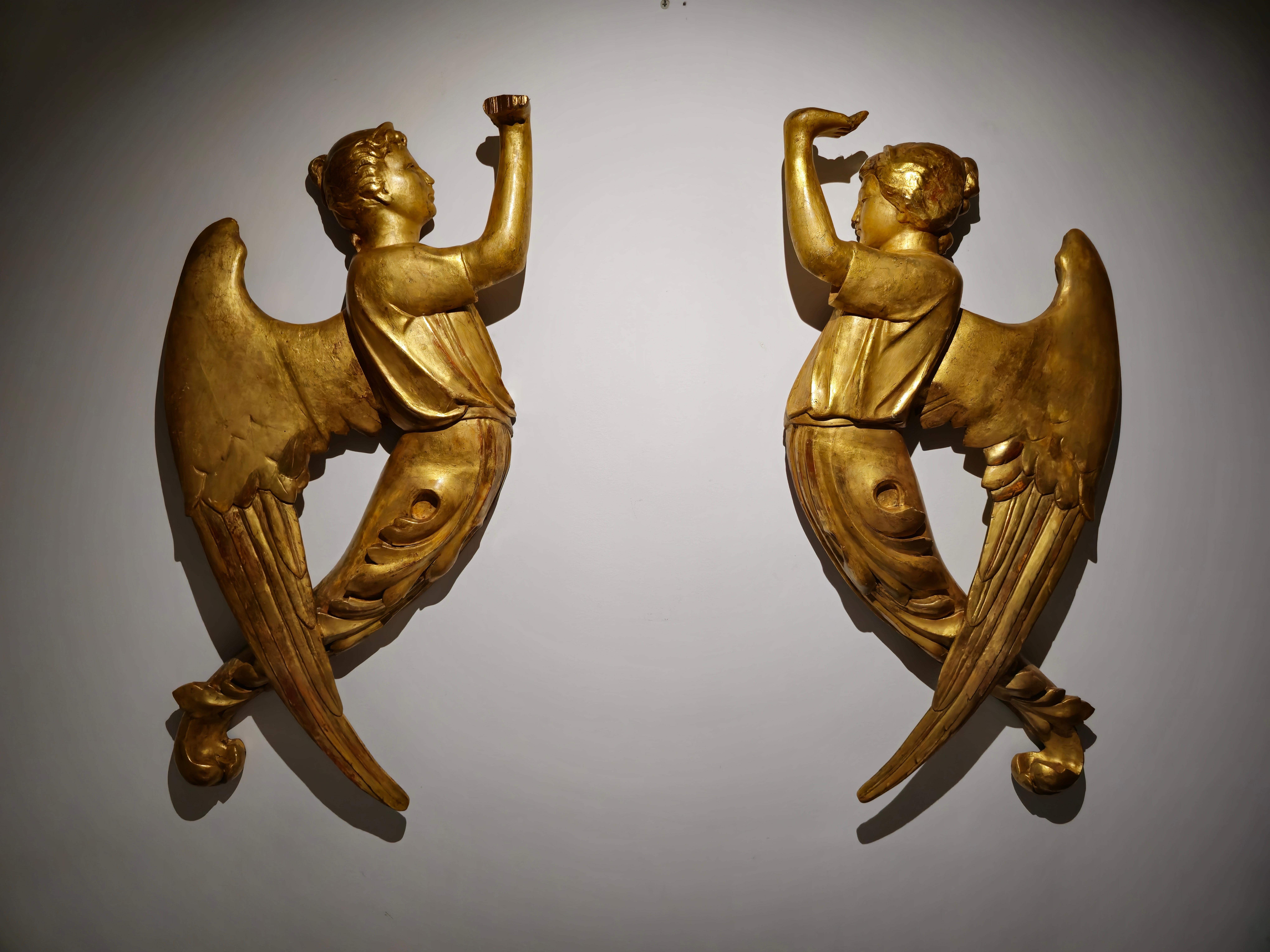 Large Pair of 18th Century Angels in Gilded Wood with 24k Gold 105 cm high For Sale 5