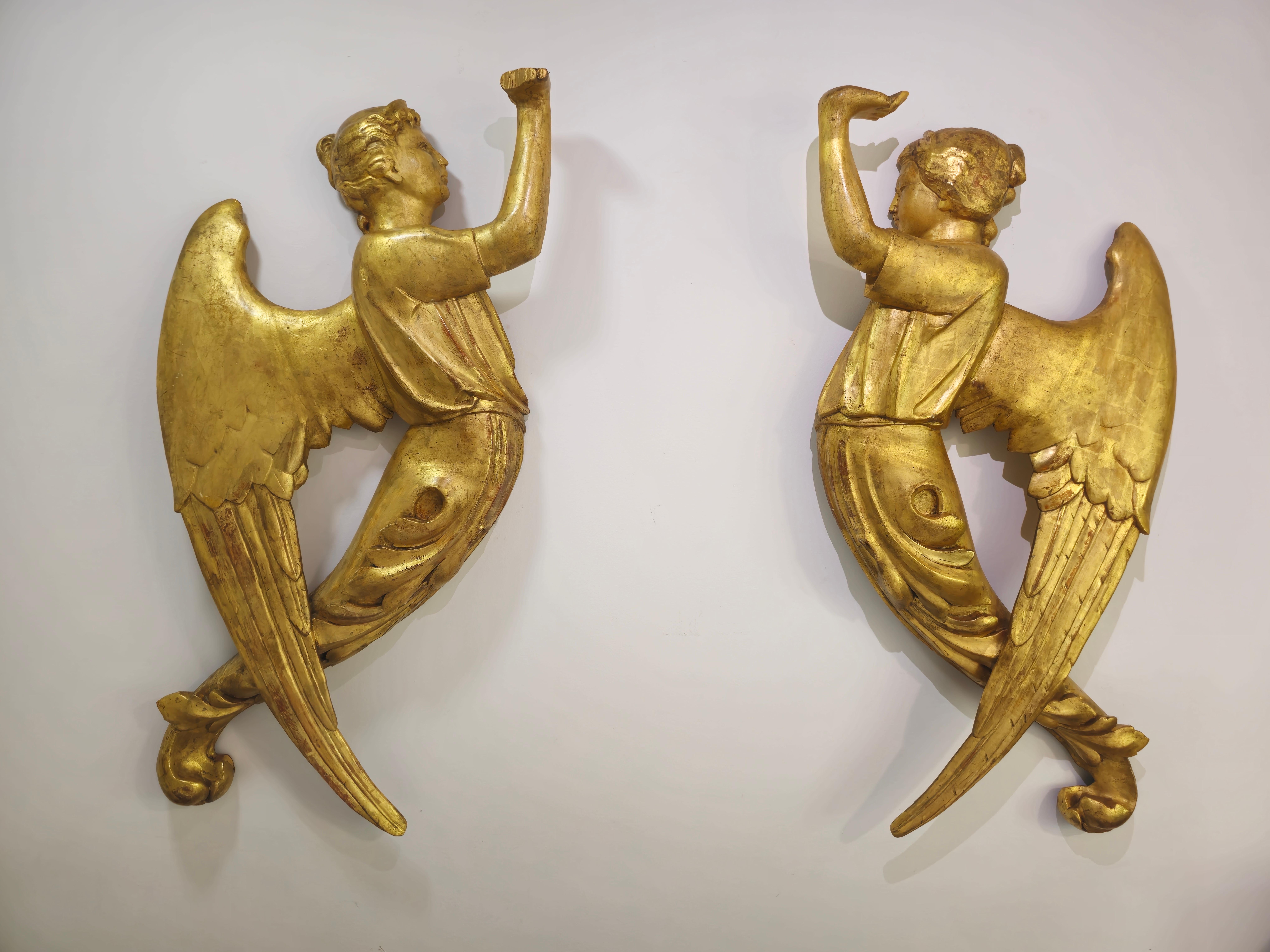 Large Pair of 18th Century Angels in Gilded Wood with 24k Gold 105 cm high For Sale 6