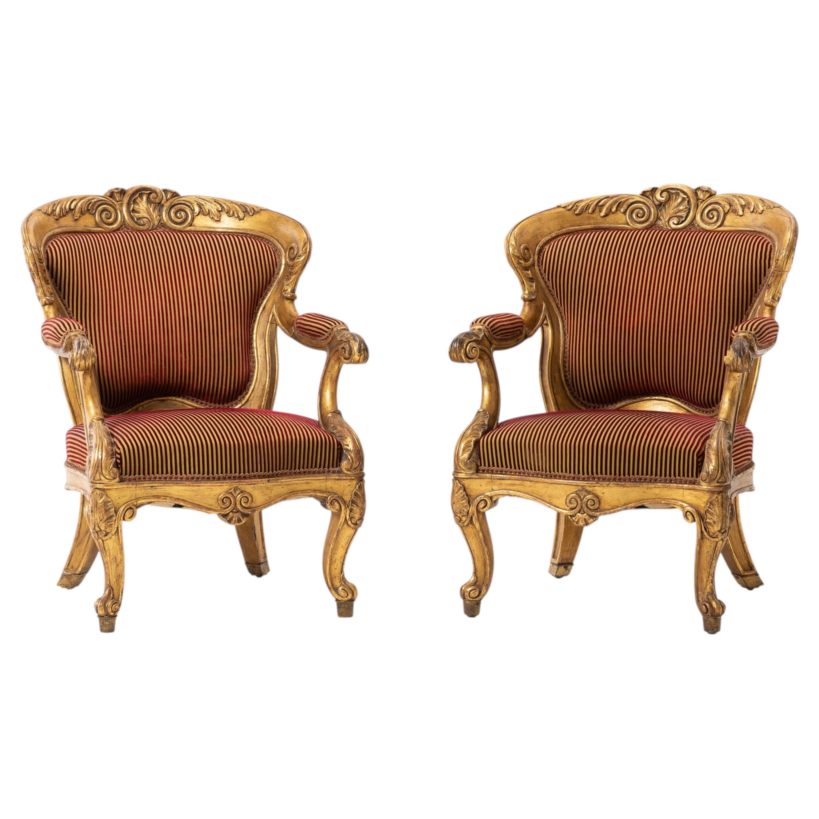 Par de sillones italianos de madera dorada del siglo XVIII en venta