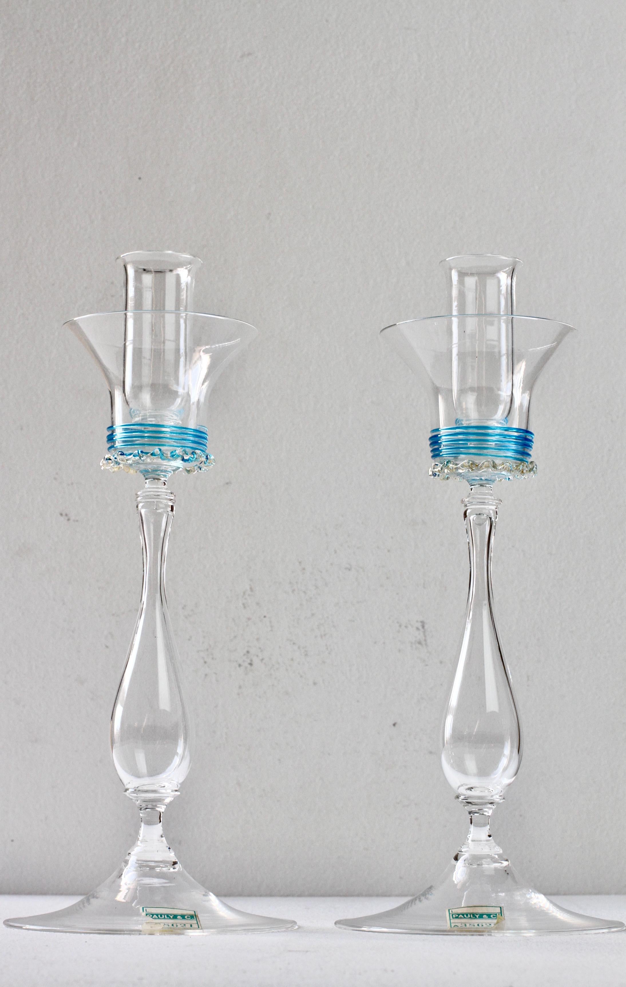 Wunderschönes Paar venezianischer Kerzenhalter aus farblosem (farbigem) italienischem Murano-Glas von Pauly & Co. aus den 1950er Jahren mit feinen blauen Spiralstäben und Goldeinschlüssen. Wunderschöne Handwerkskunst und atemberaubende Form A, die