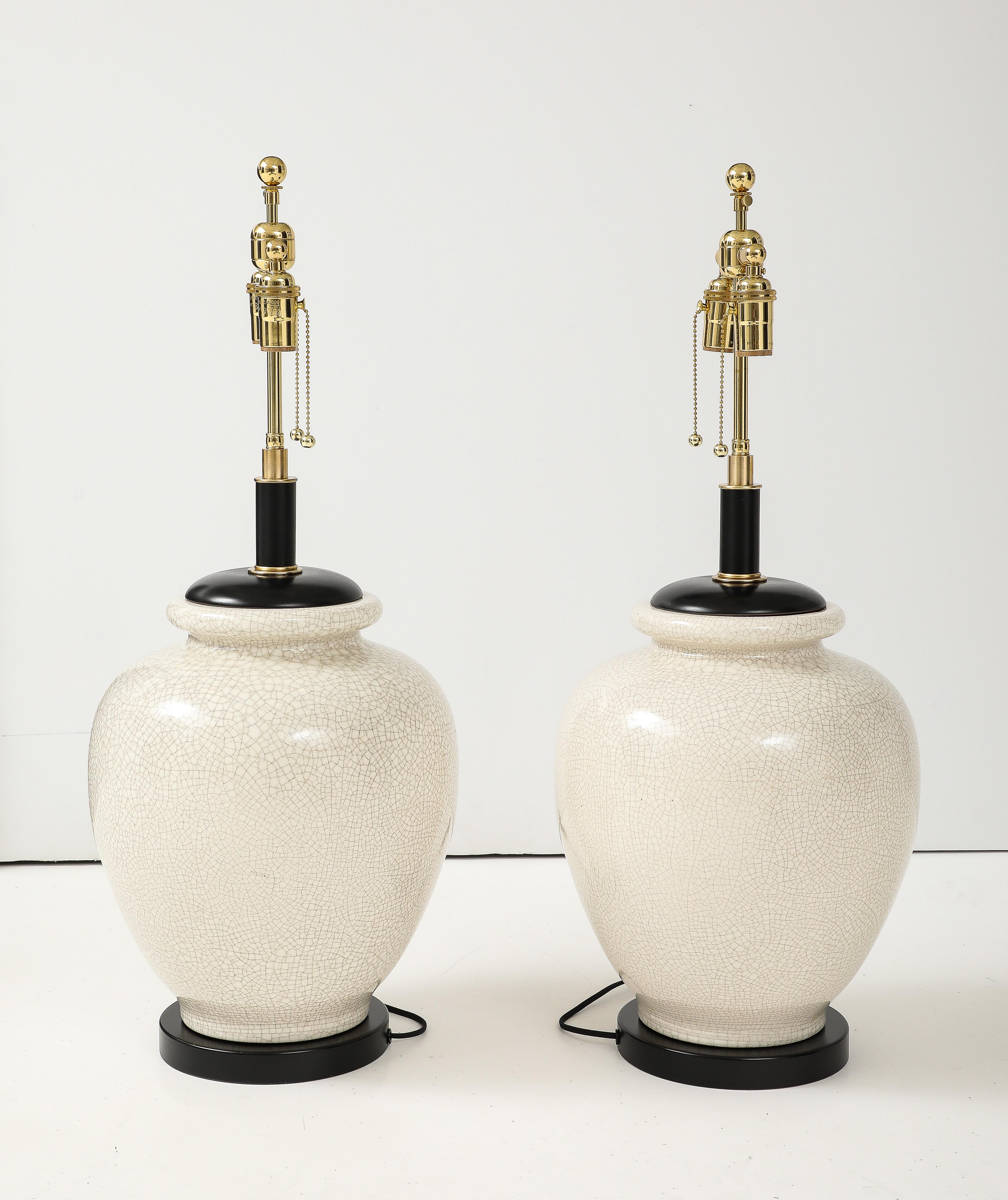Grande paire de lampes en céramique en forme d'urne des années 1950 avec un glaçure craquelée. en vente 2