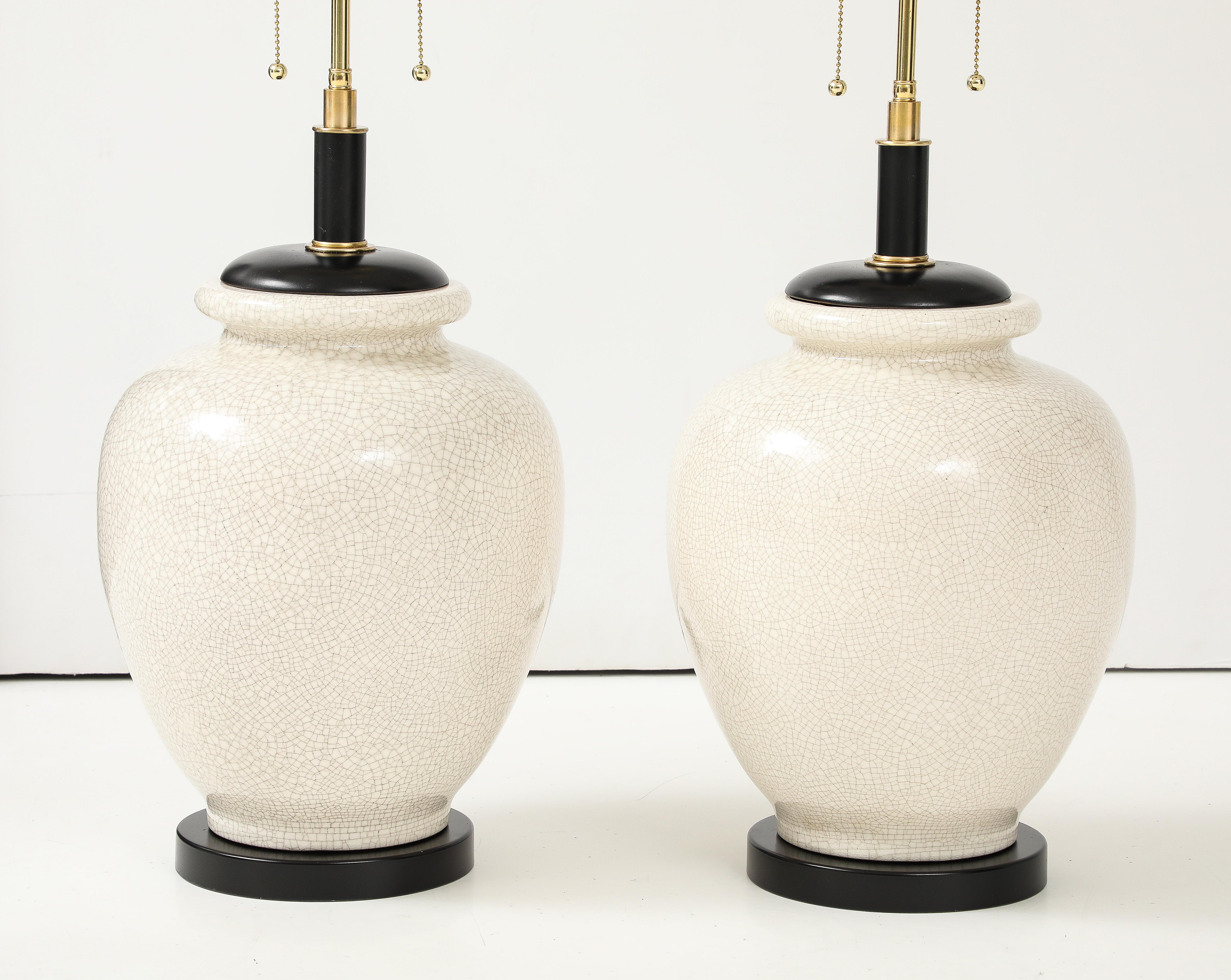 Mid-Century Modern Grande paire de lampes en céramique en forme d'urne des années 1950 avec un glaçure craquelée. en vente