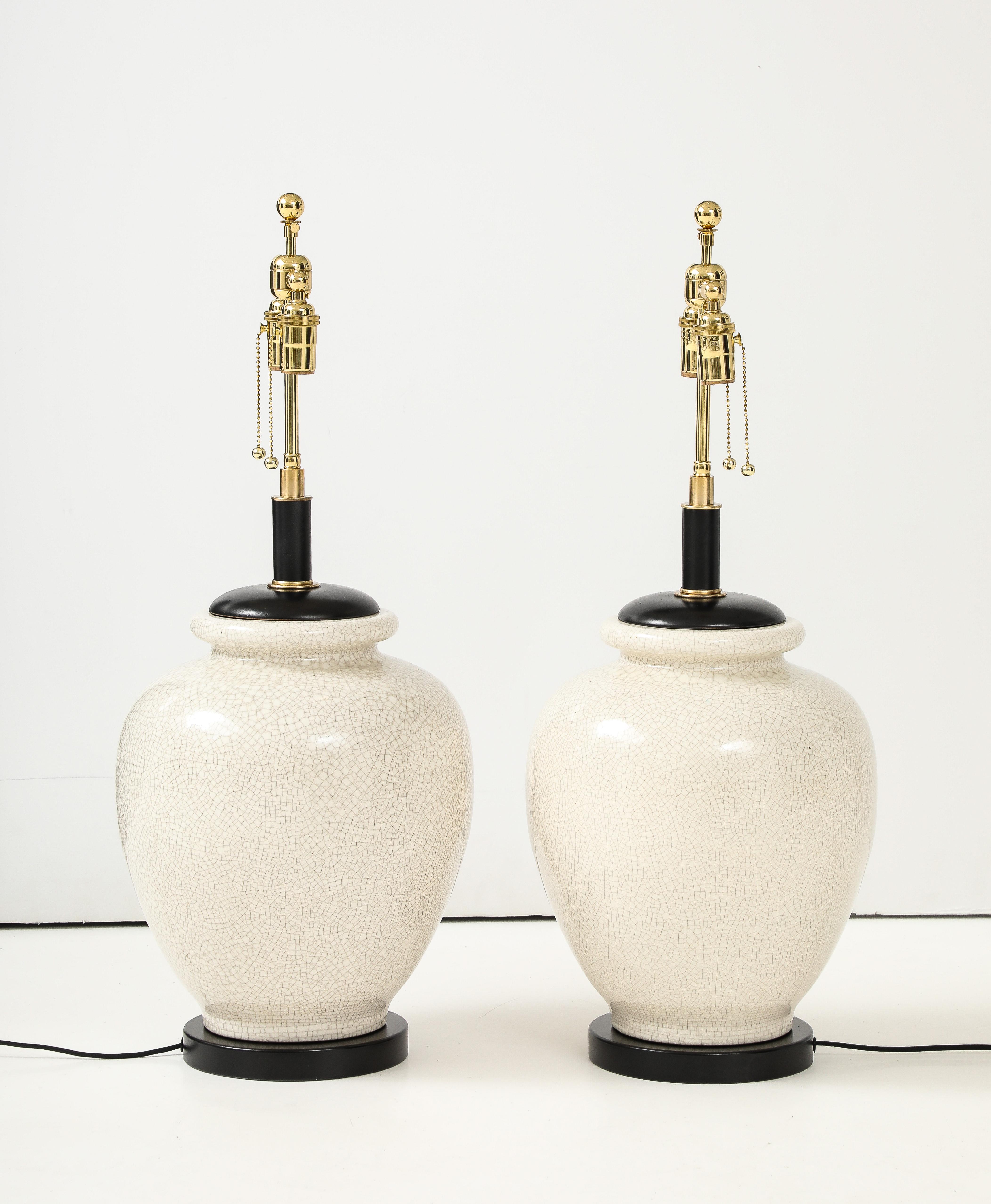 Vernissé Grande paire de lampes en céramique en forme d'urne des années 1950 avec un glaçure craquelée. en vente