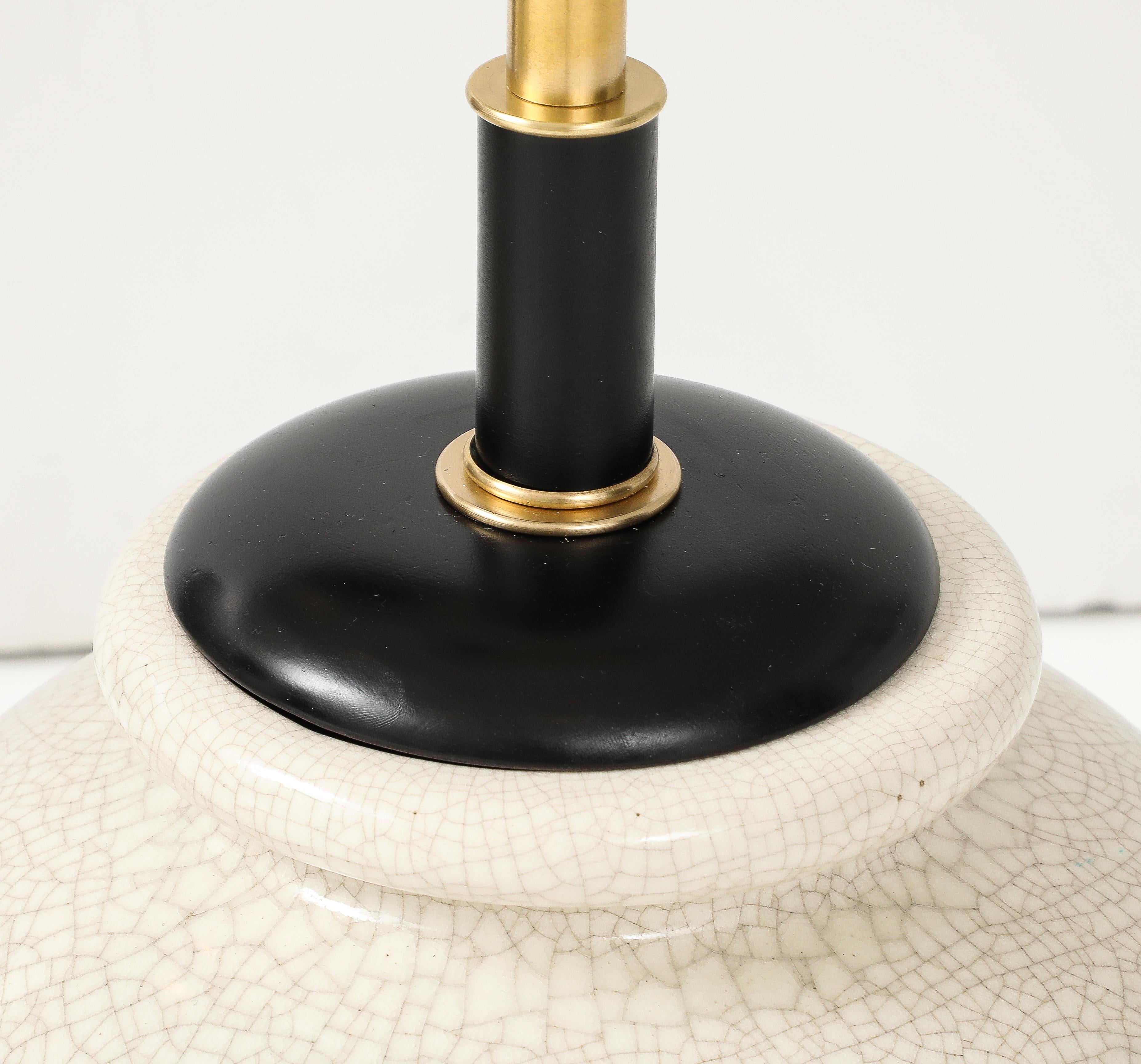 Milieu du XXe siècle Grande paire de lampes en céramique en forme d'urne des années 1950 avec un glaçure craquelée. en vente