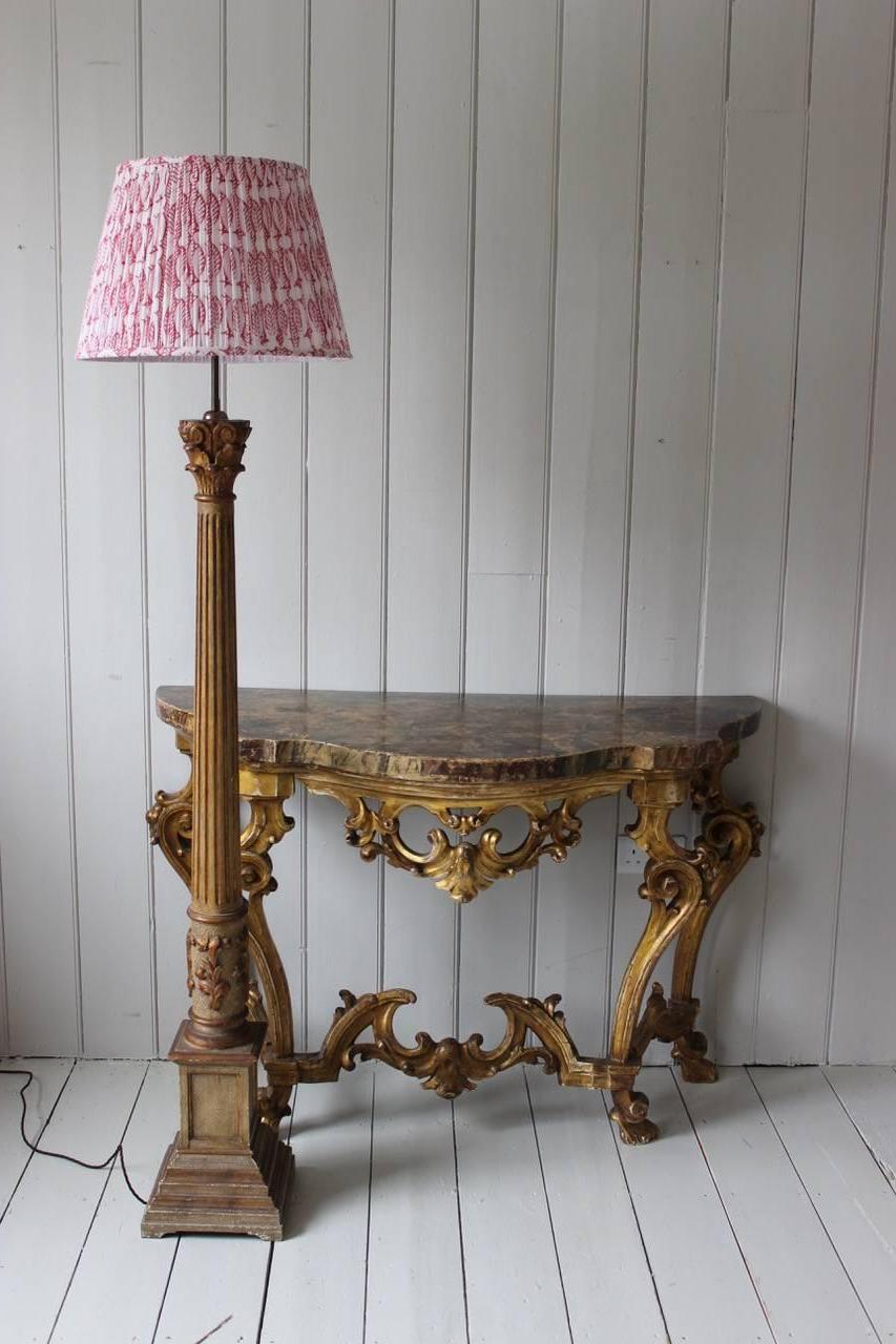 A good and decorative pair of 1960s Spanish classical painted and parcel-gilt wooden standing lights in the form of fluted Corinthian columns.

 