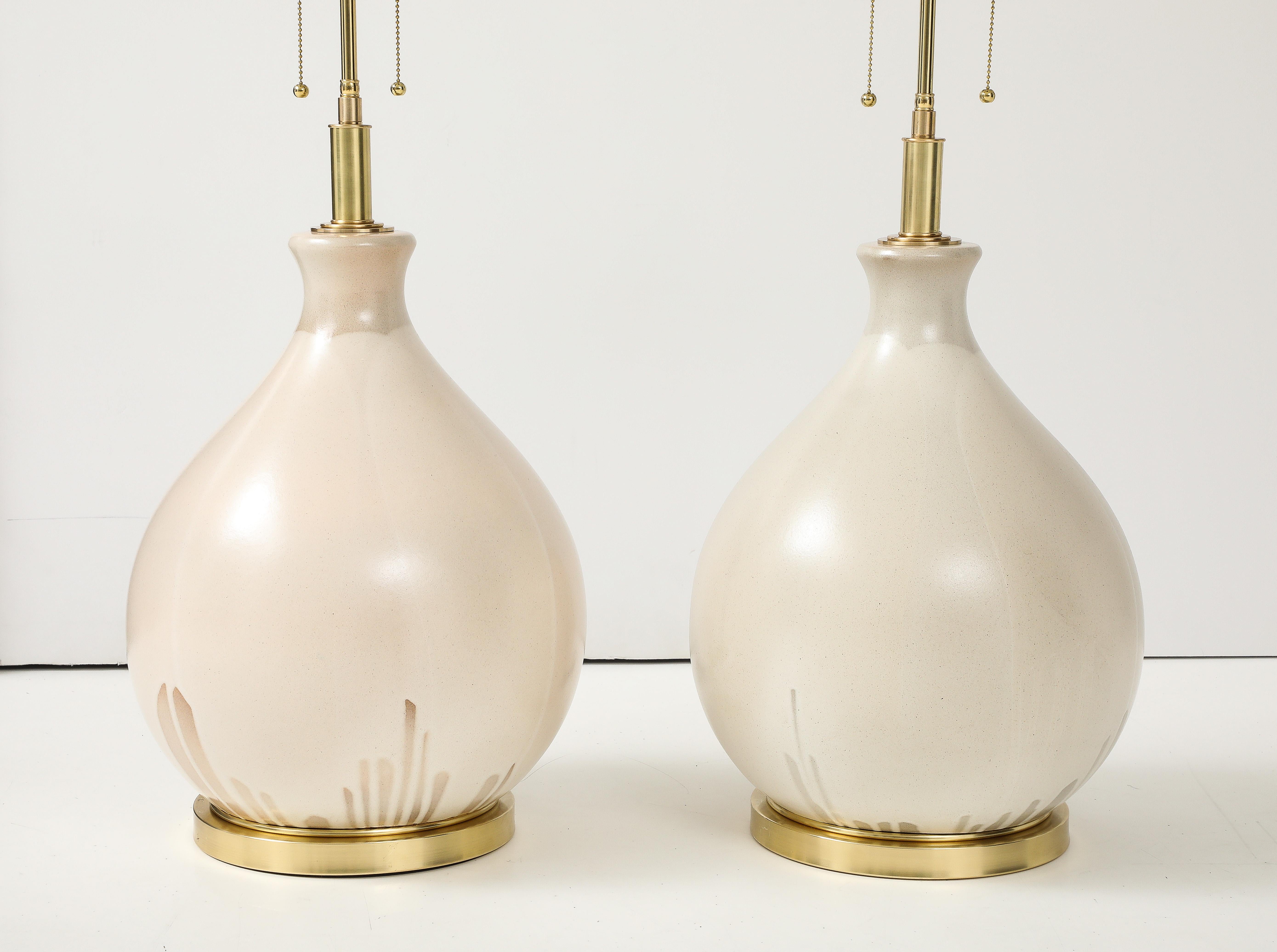 Pareja grande de lámparas en forma de globo de los años 70 con esmalte marfil en Bueno estado para la venta en New York, NY