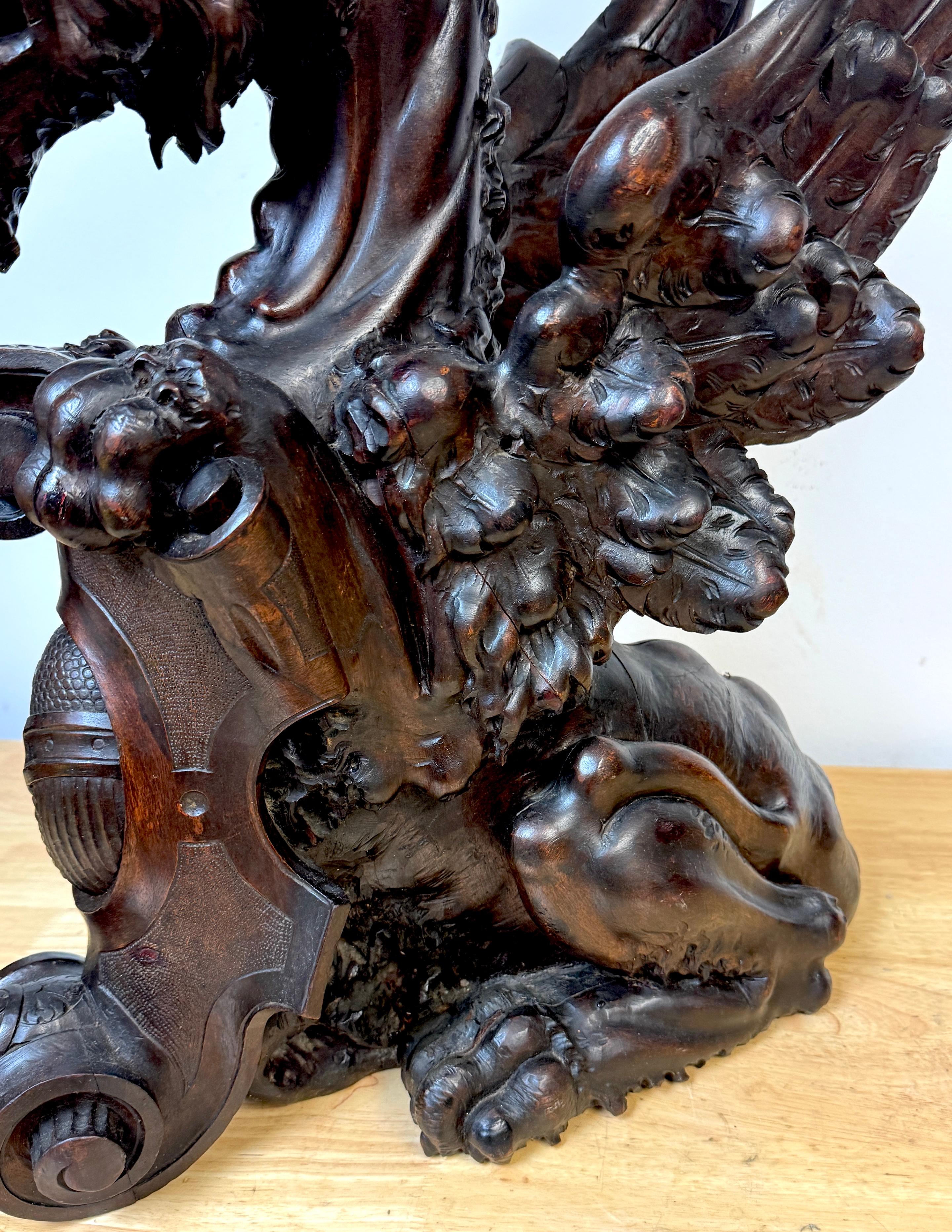 Grande paire de griffons héraldiques ailés en acajou sculpté, Atrib. R.J. Horner en vente 2