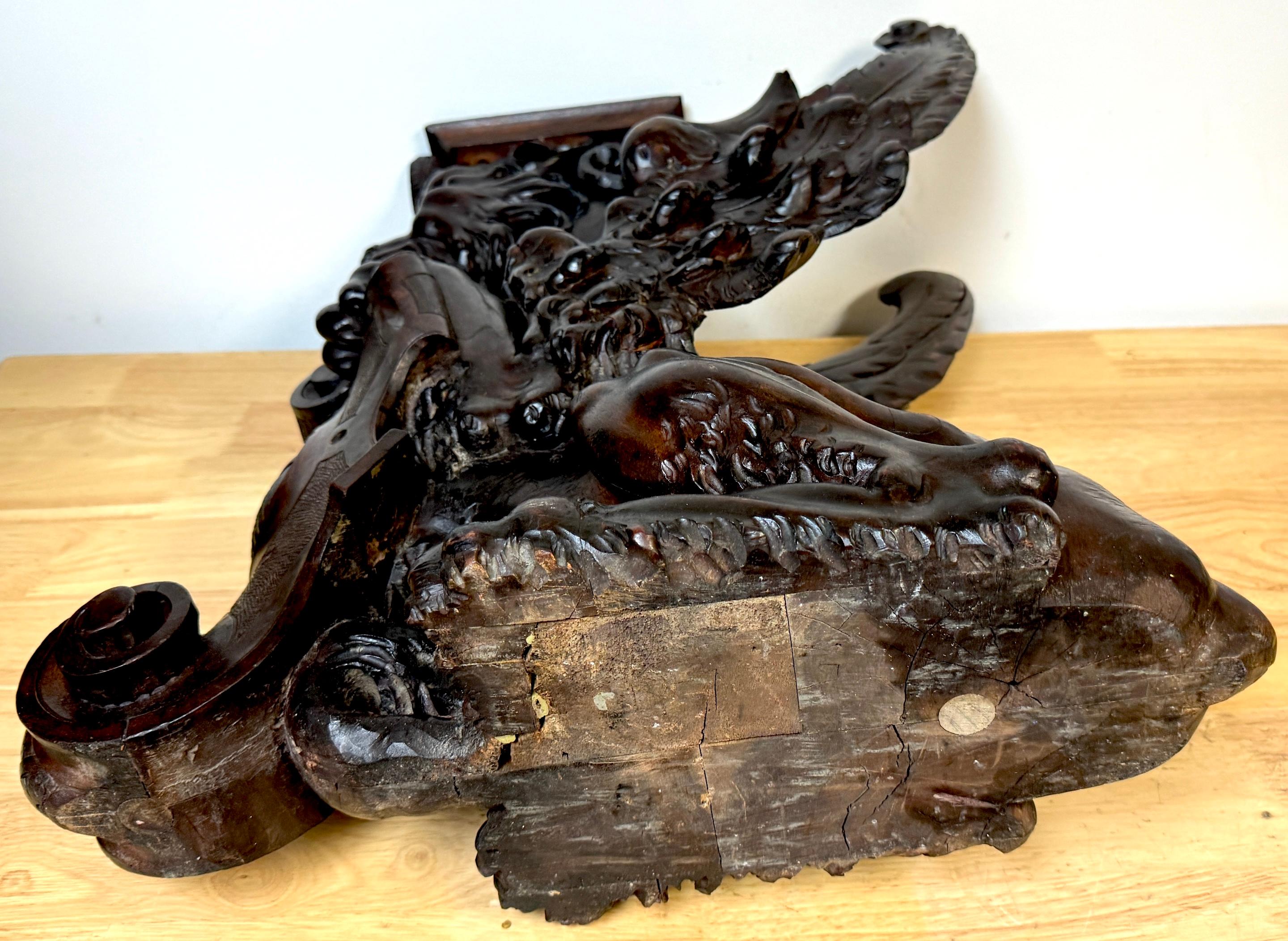 Grande paire de griffons héraldiques ailés en acajou sculpté, Atrib. R.J. Horner en vente 3