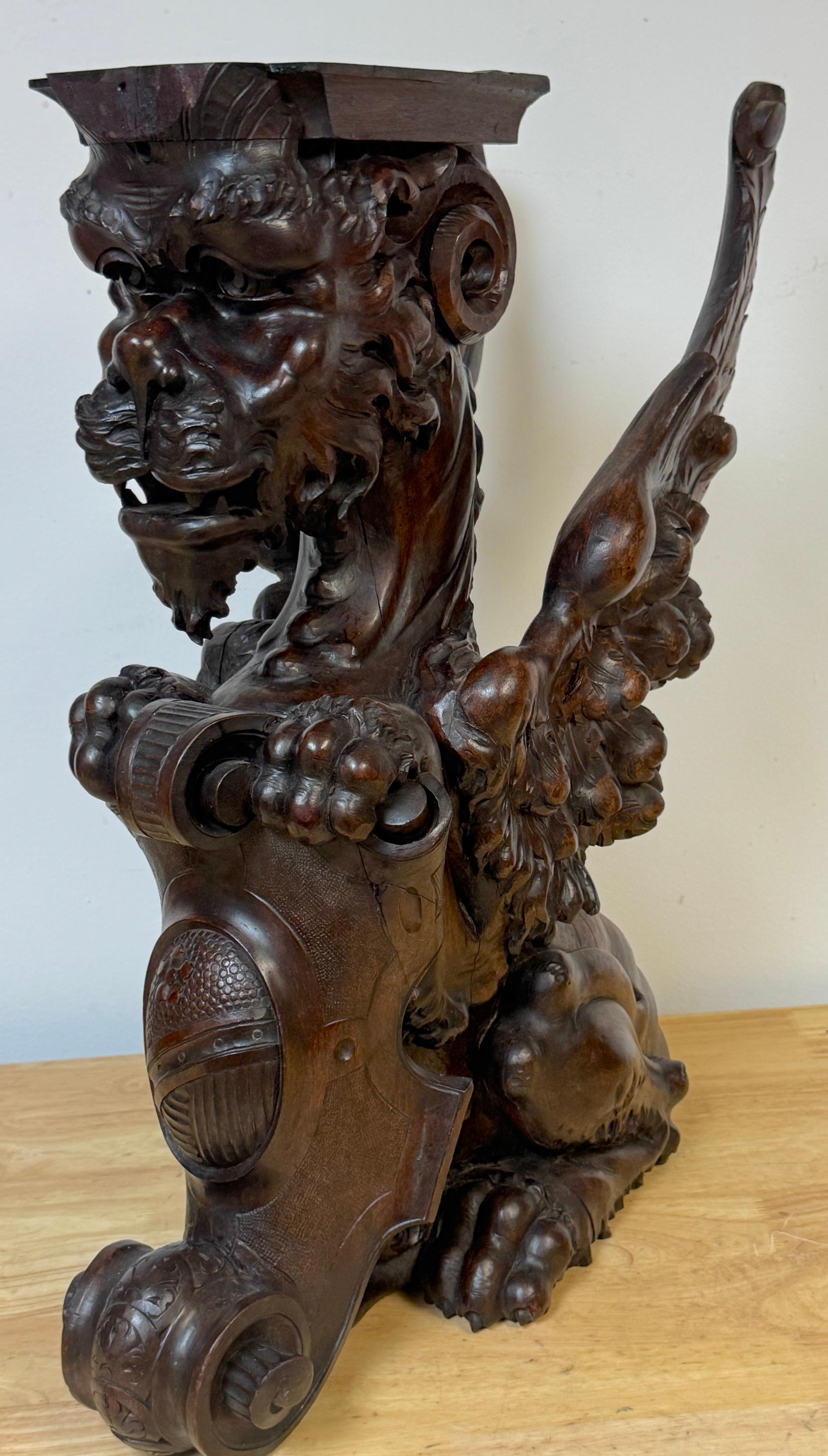 Grande paire de griffons héraldiques ailés en acajou sculpté, Atrib. R.J. Horner en vente 4
