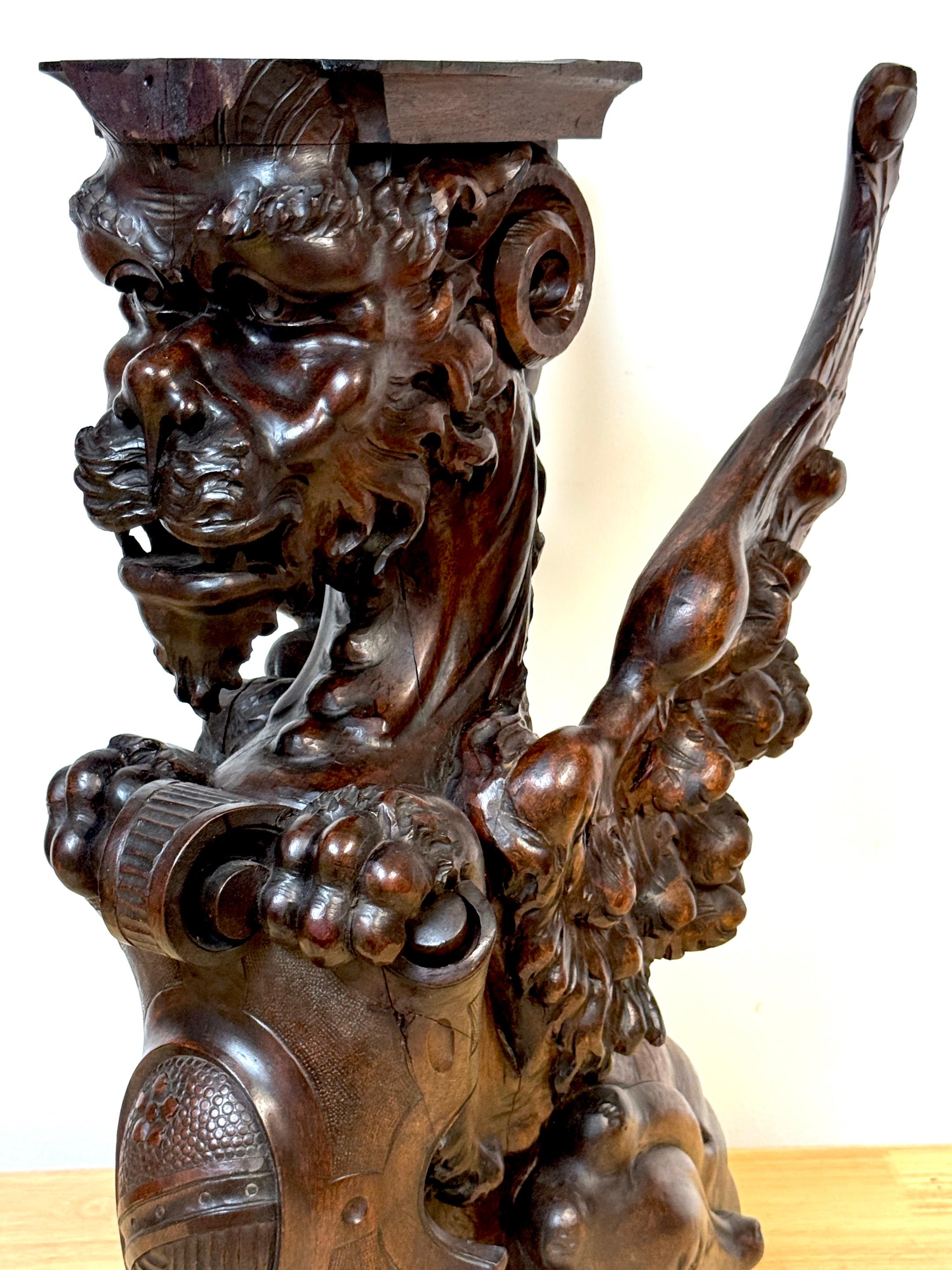 Grande paire de griffons héraldiques ailés en acajou sculpté, Atrib. R.J. Horner en vente 5