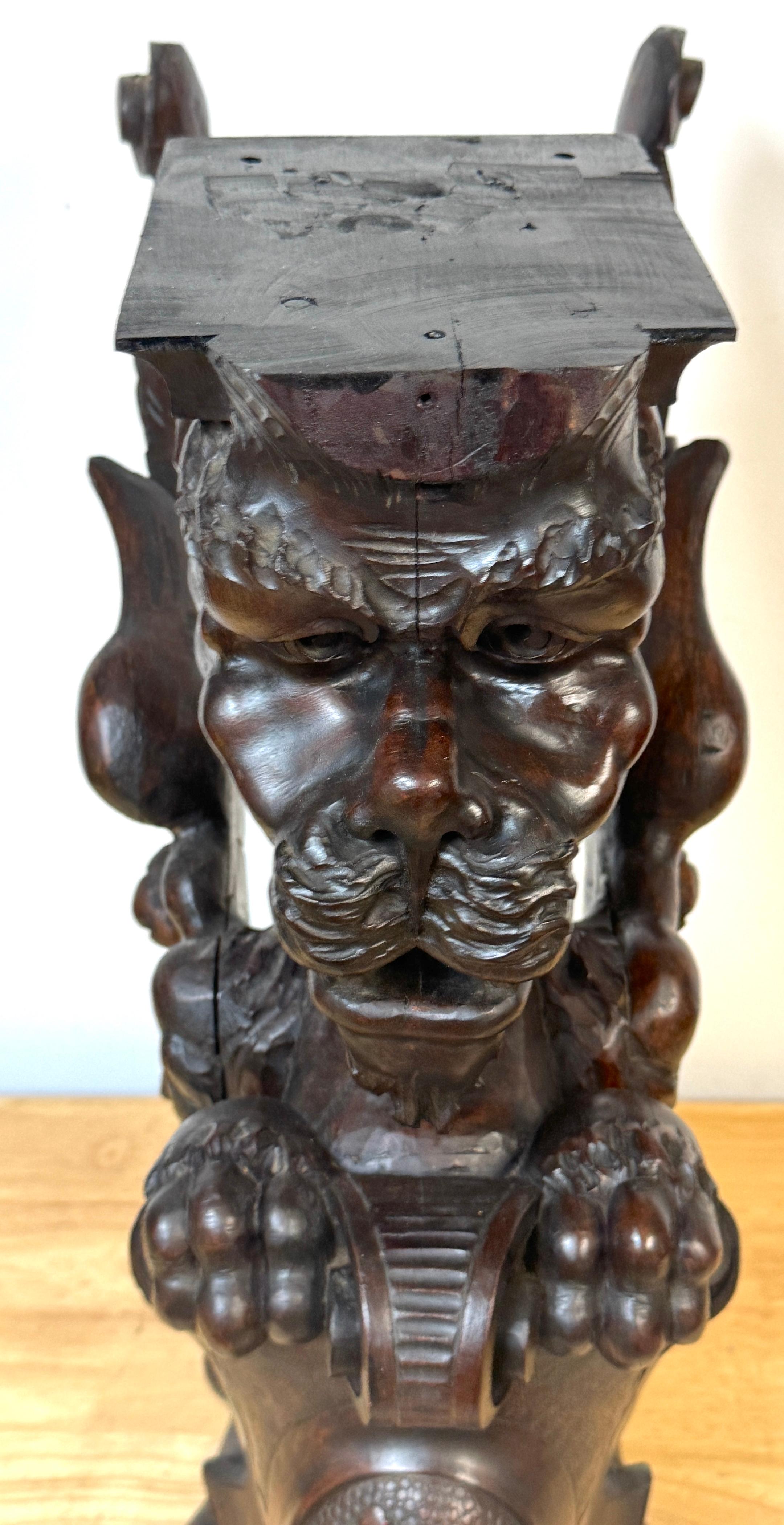Grande paire de griffons héraldiques ailés en acajou sculpté, Atrib. R.J. Horner en vente 6