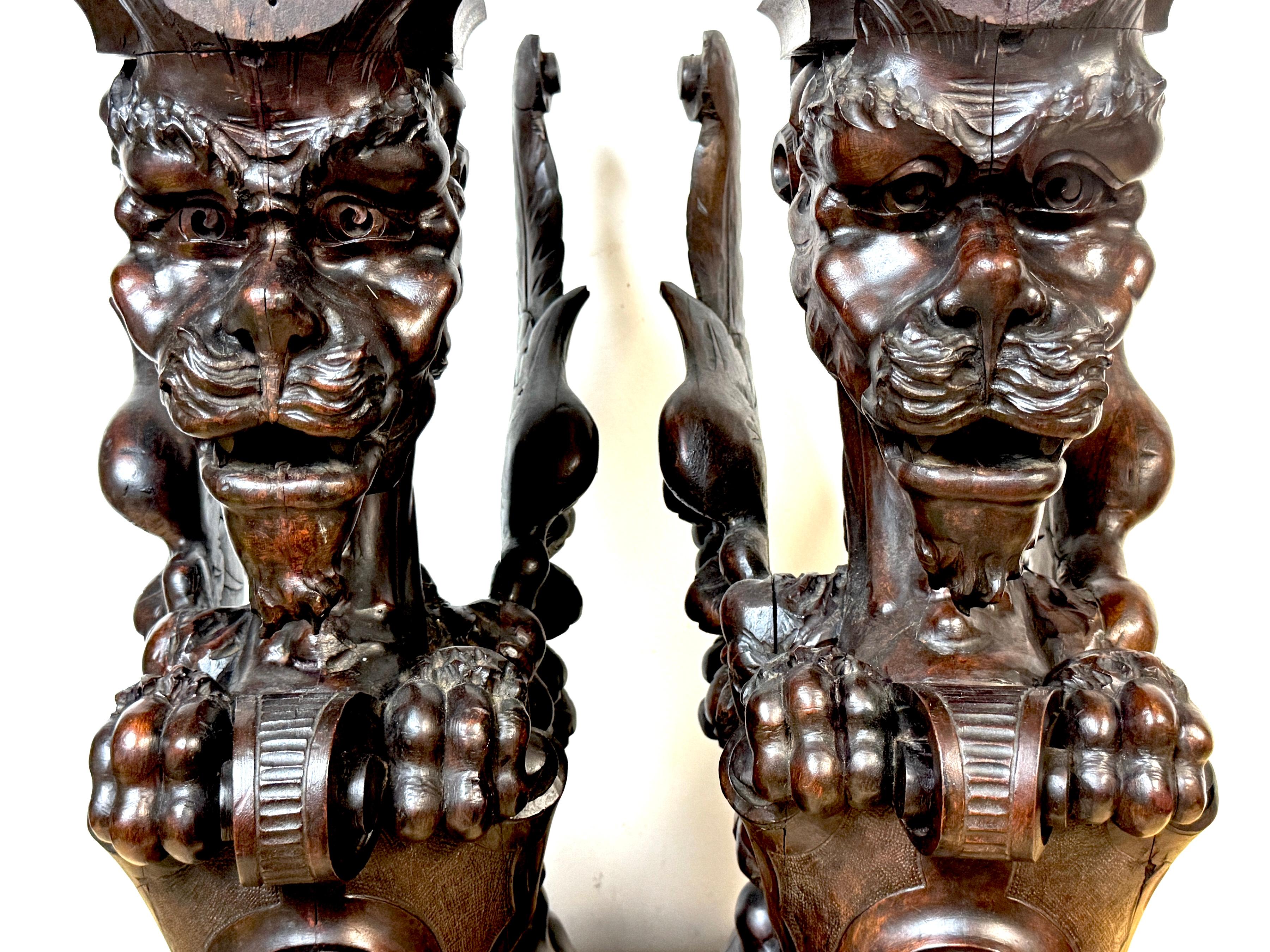 Grande paire de griffons héraldiques ailés en acajou sculpté, Atrib. R.J. Horner en vente 7