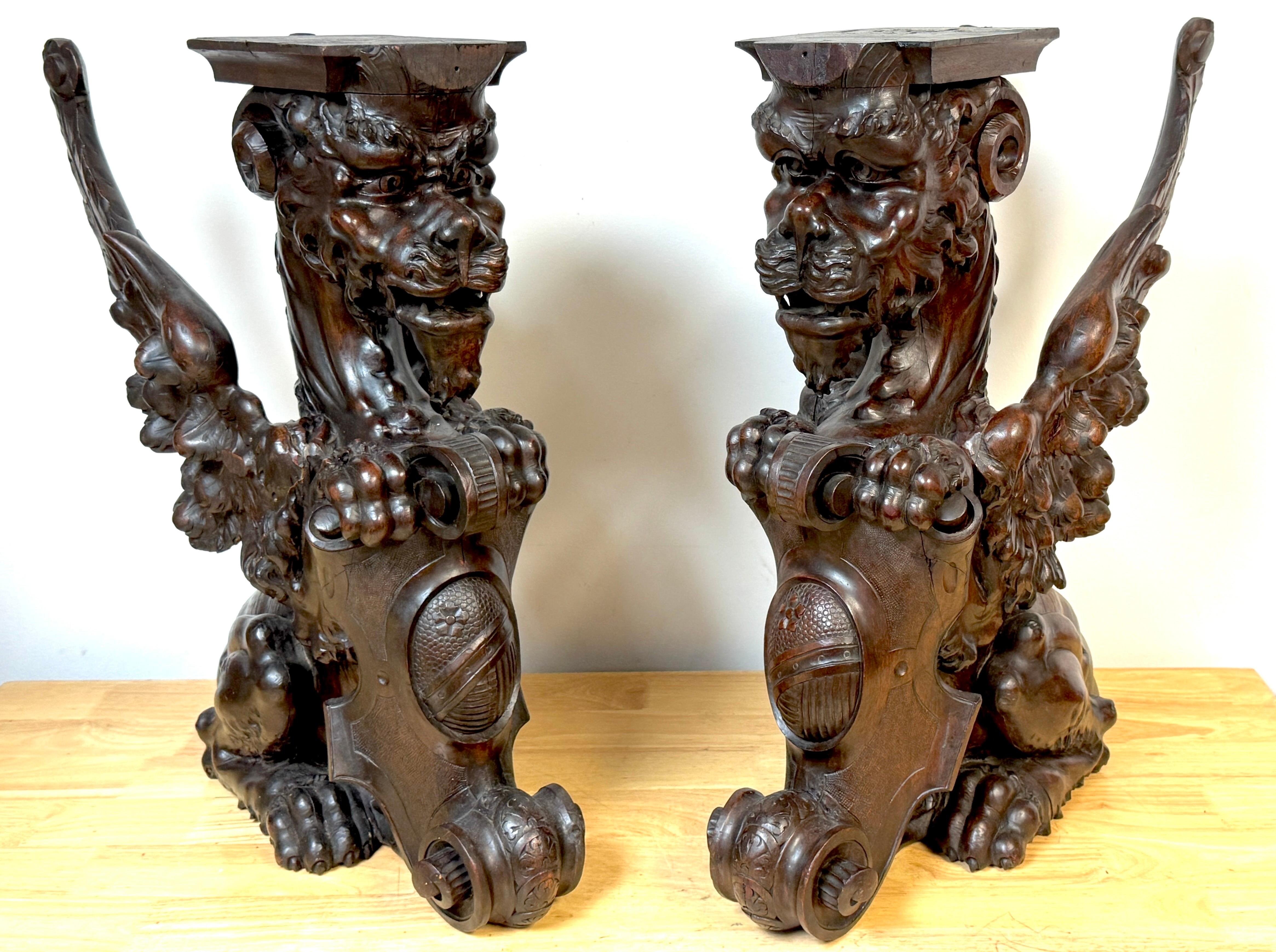 Grande paire de griffons héraldiques ailés en acajou sculpté, Atrib. R.J. Horner en vente 8