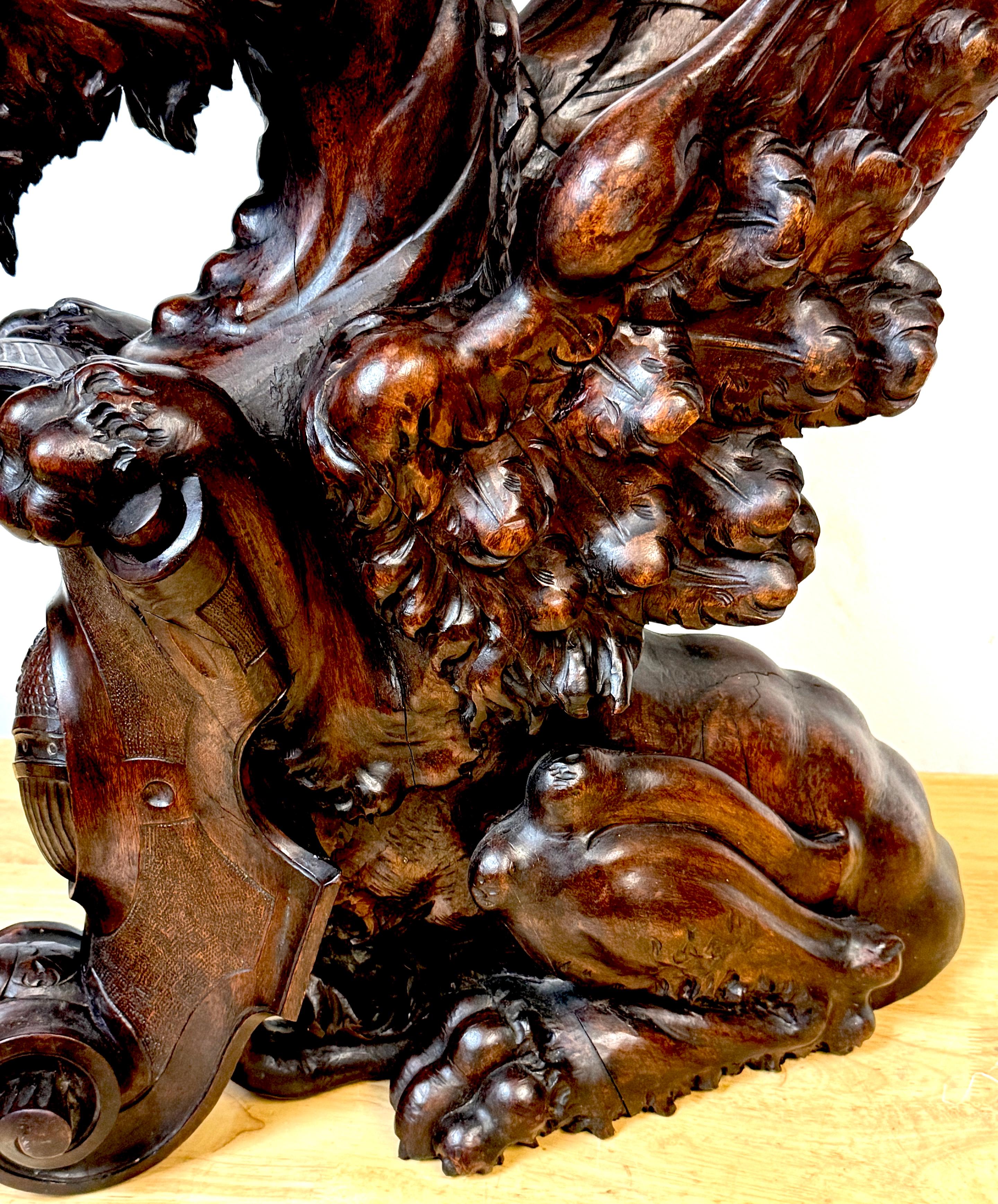 Grande paire de griffons héraldiques ailés en acajou sculpté, Atrib. R.J. Horner en vente 9