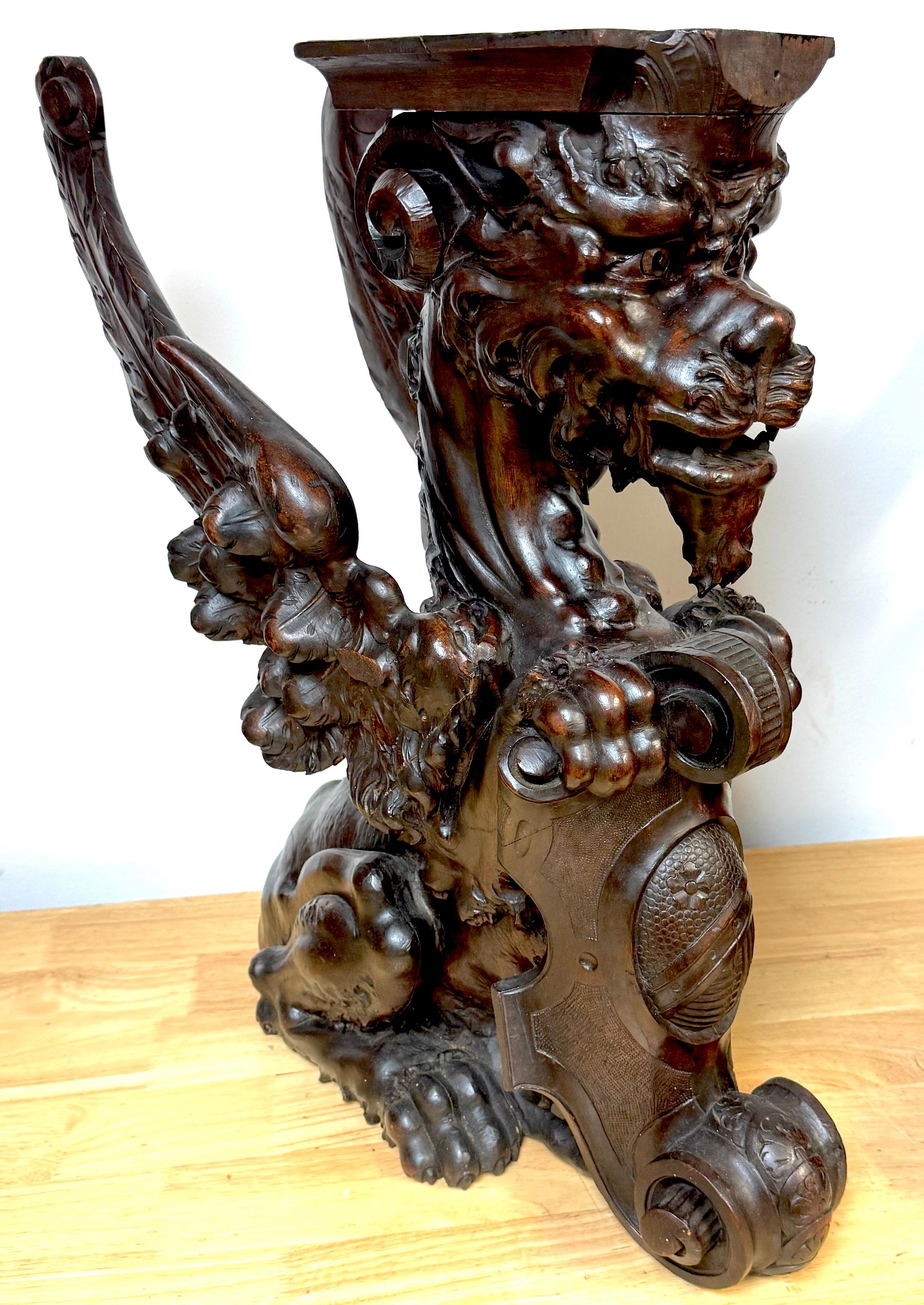 Apogée victorien Grande paire de griffons héraldiques ailés en acajou sculpté, Atrib. R.J. Horner en vente