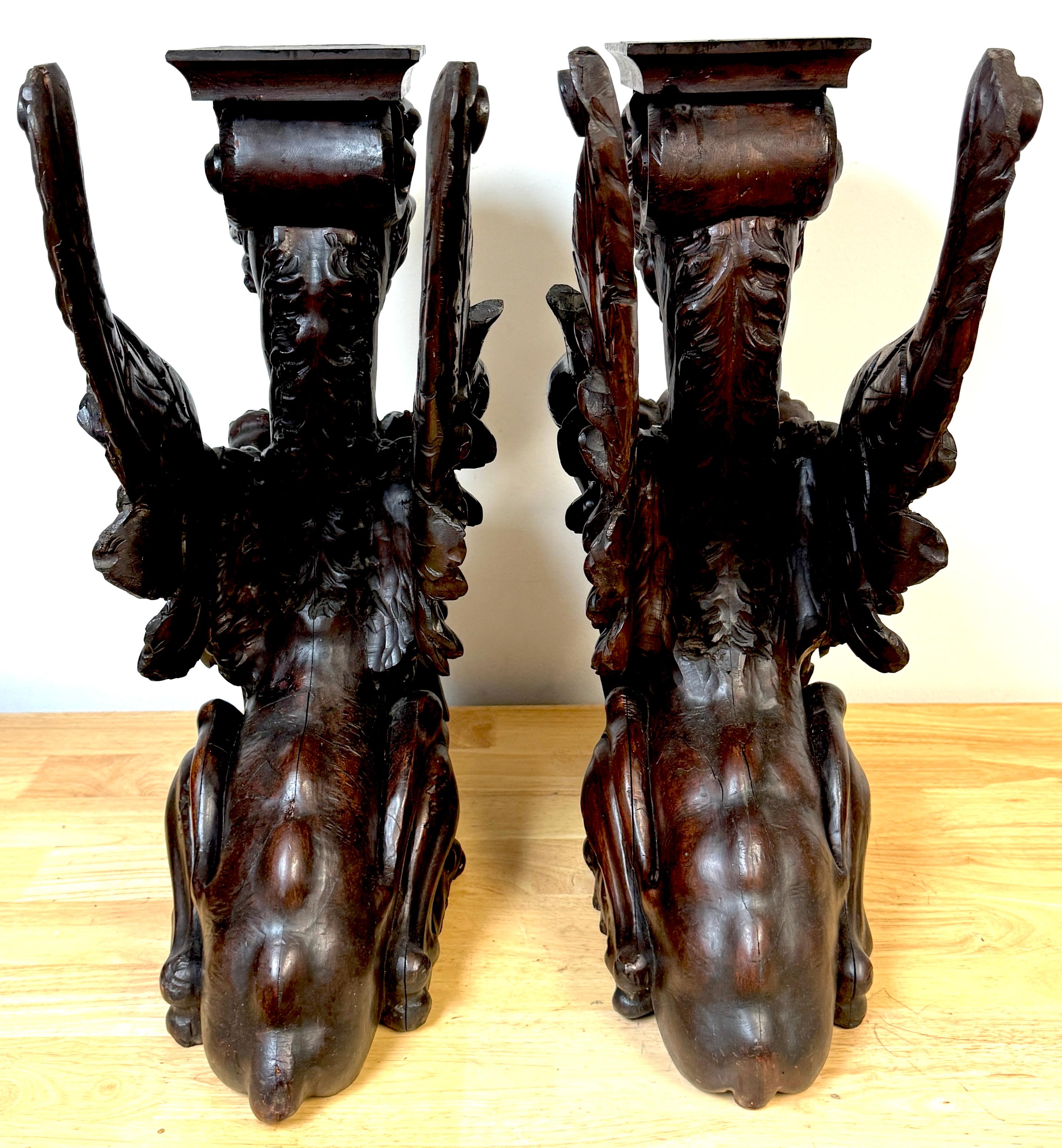 Sculpté à la main Grande paire de griffons héraldiques ailés en acajou sculpté, Atrib. R.J. Horner en vente