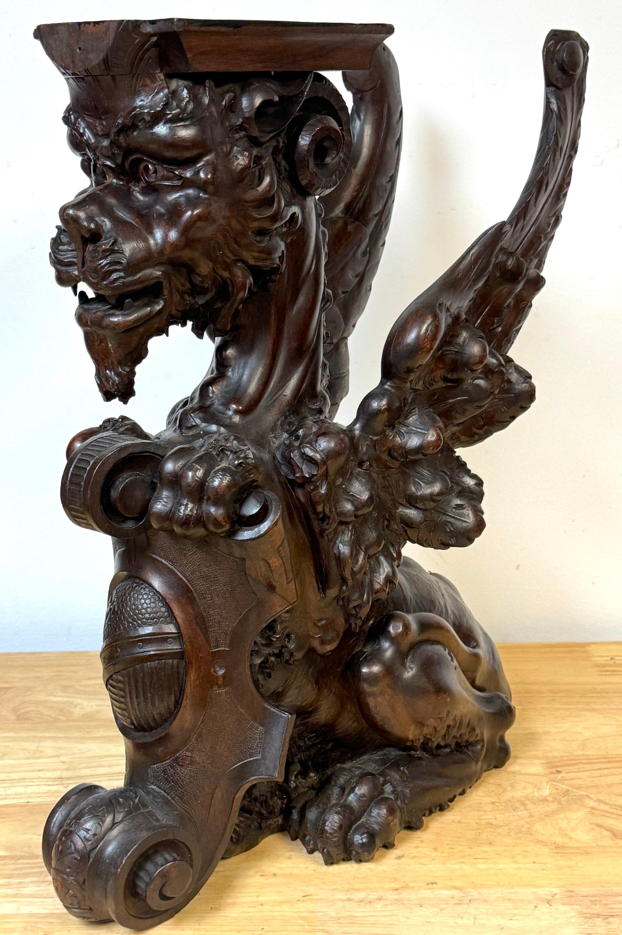 Grande paire de griffons héraldiques ailés en acajou sculpté, Atrib. R.J. Horner Bon état - En vente à West Palm Beach, FL