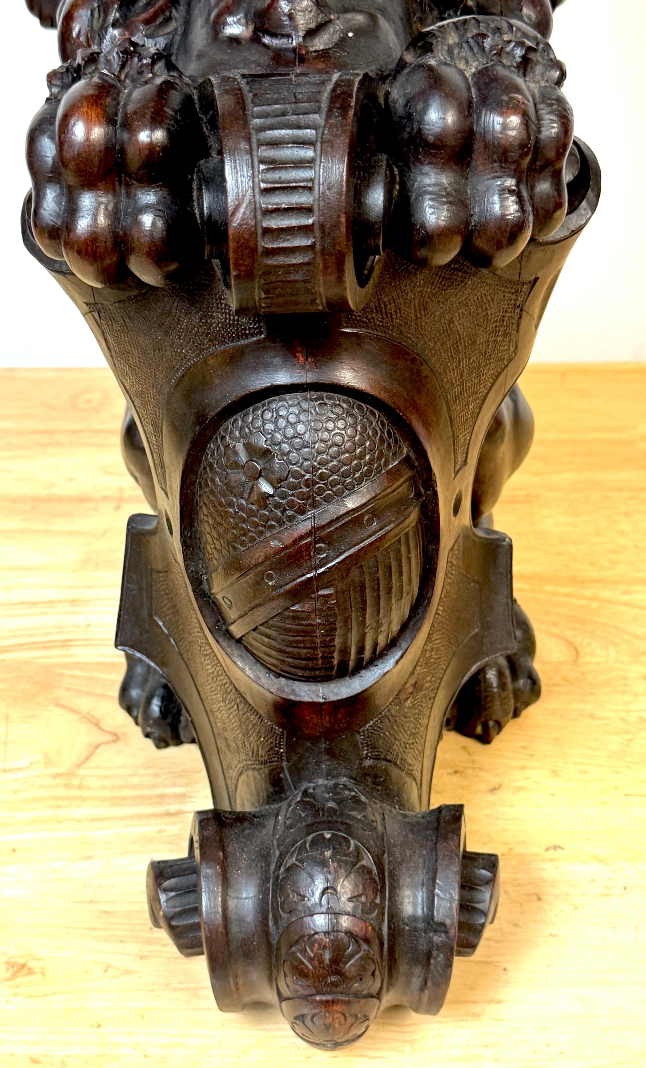 XIXe siècle Grande paire de griffons héraldiques ailés en acajou sculpté, Atrib. R.J. Horner en vente