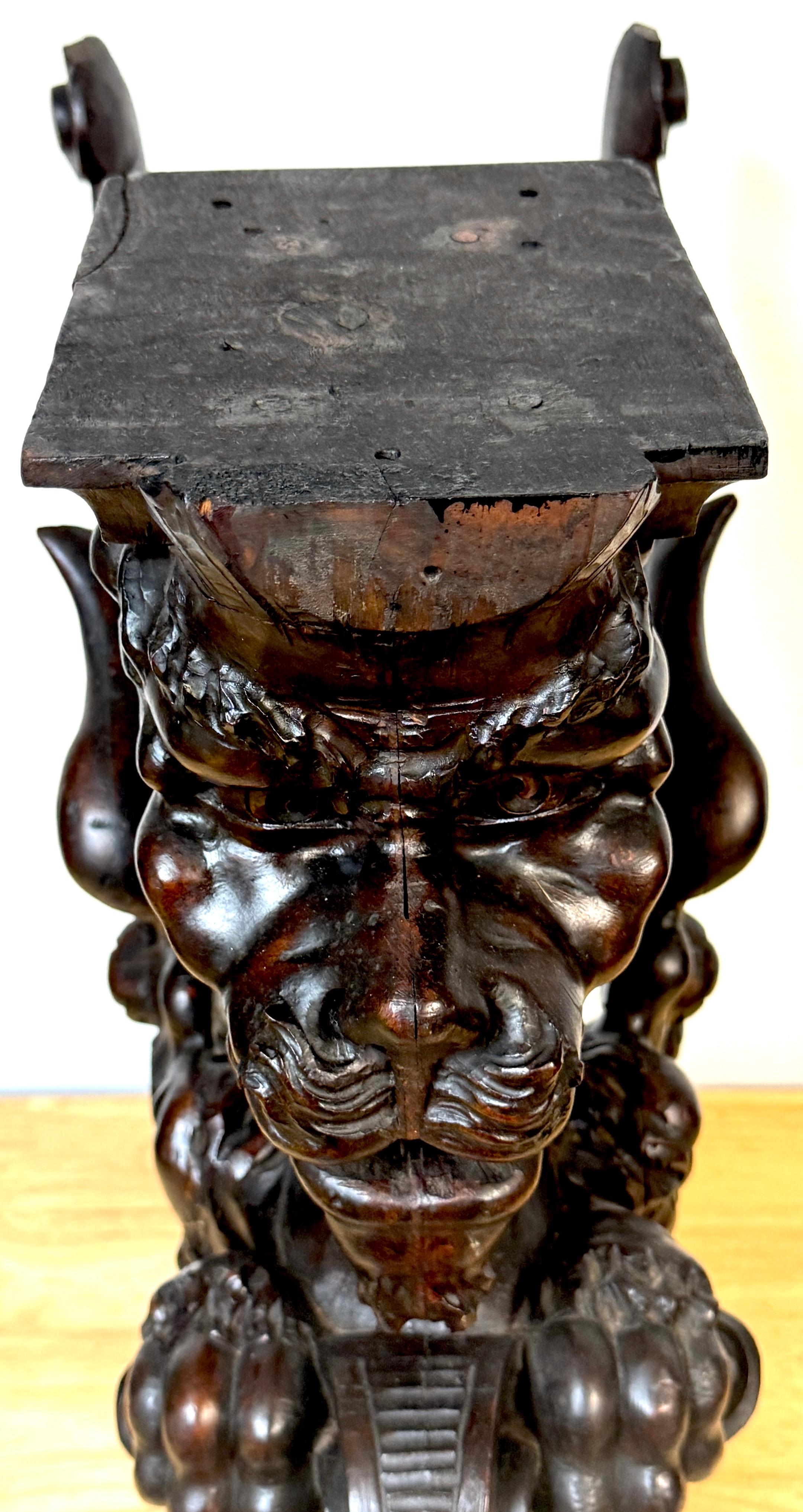 Acajou Grande paire de griffons héraldiques ailés en acajou sculpté, Atrib. R.J. Horner en vente