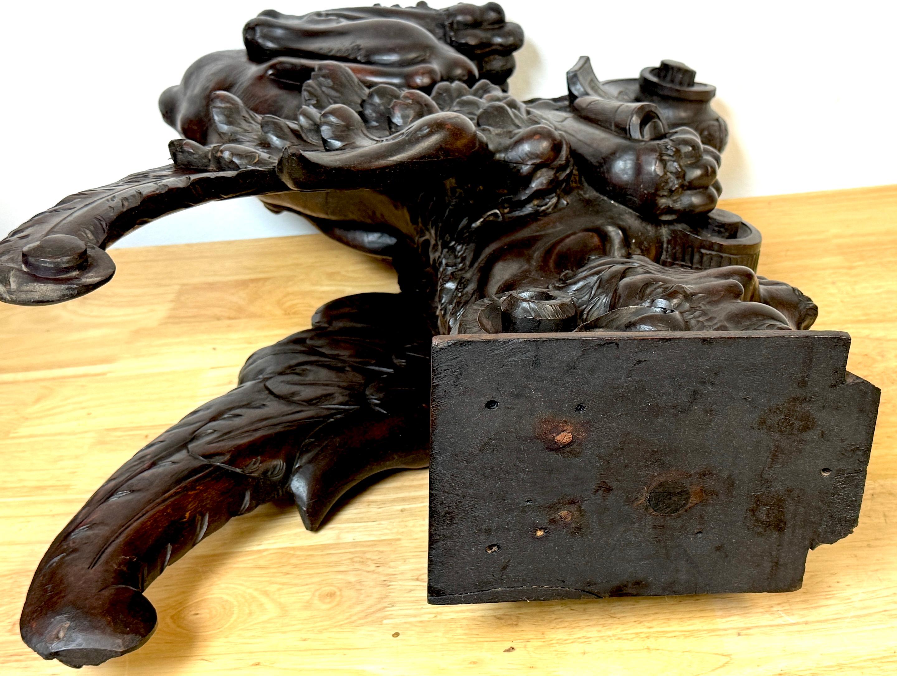 Grande paire de griffons héraldiques ailés en acajou sculpté, Atrib. R.J. Horner en vente 1