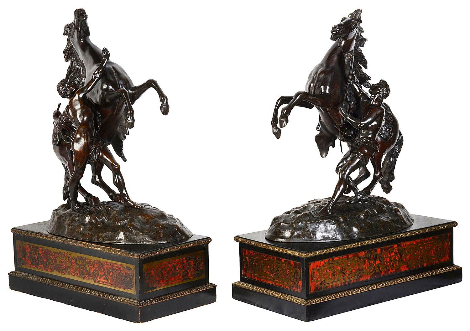Un'impressionante coppia di cavalli francesi di Marly in bronzo, opera di Guillaume Coustou il vecchio 1677-1746. Montati su piedistalli ebanizzati e intarsiati in boulle.

Lotto 80 H. H.