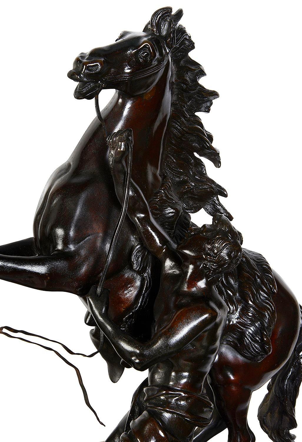 Patinato Grande coppia di cavalli di Marly in bronzo del XIX secolo su cavalletti Boulle 32