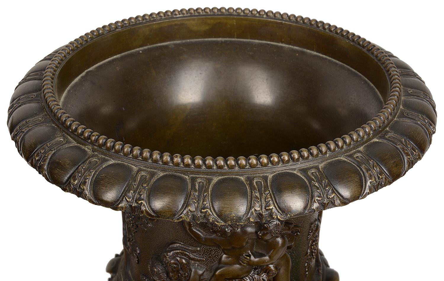 Français Grande paire d'urnes néoclassiques en bronze du 19ème siècle en vente