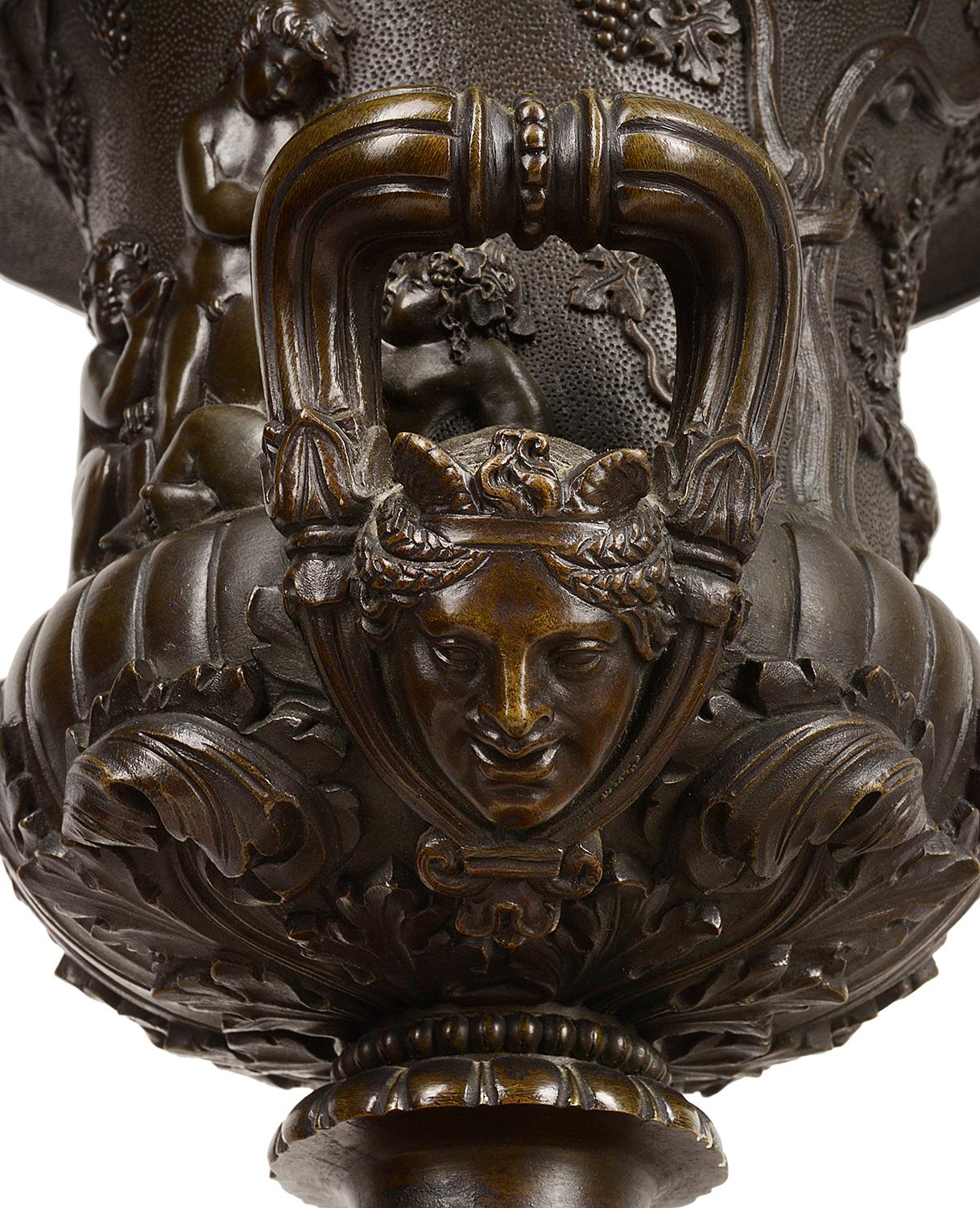 Grande paire d'urnes néoclassiques en bronze du 19ème siècle Bon état - En vente à Brighton, Sussex