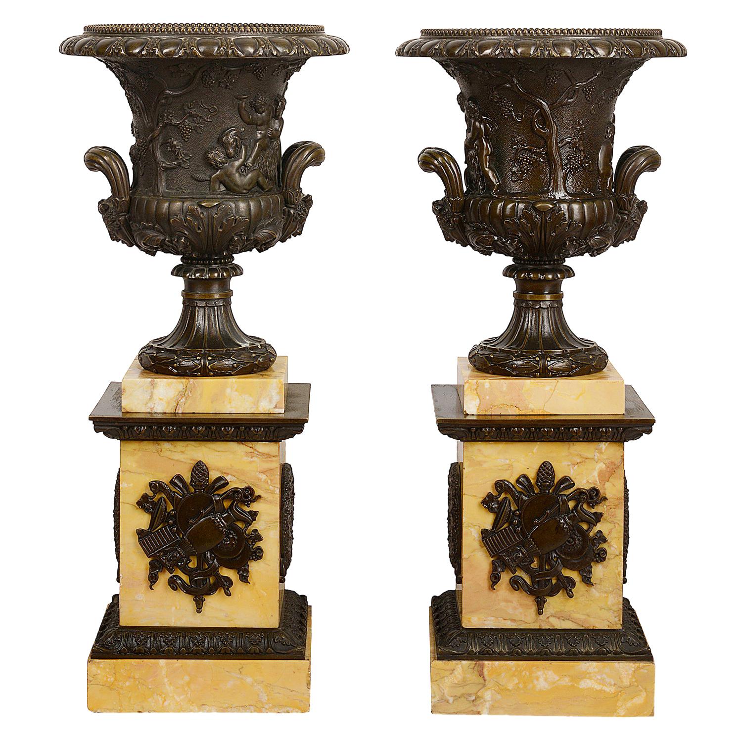 Grande paire d'urnes néoclassiques en bronze du 19ème siècle en vente
