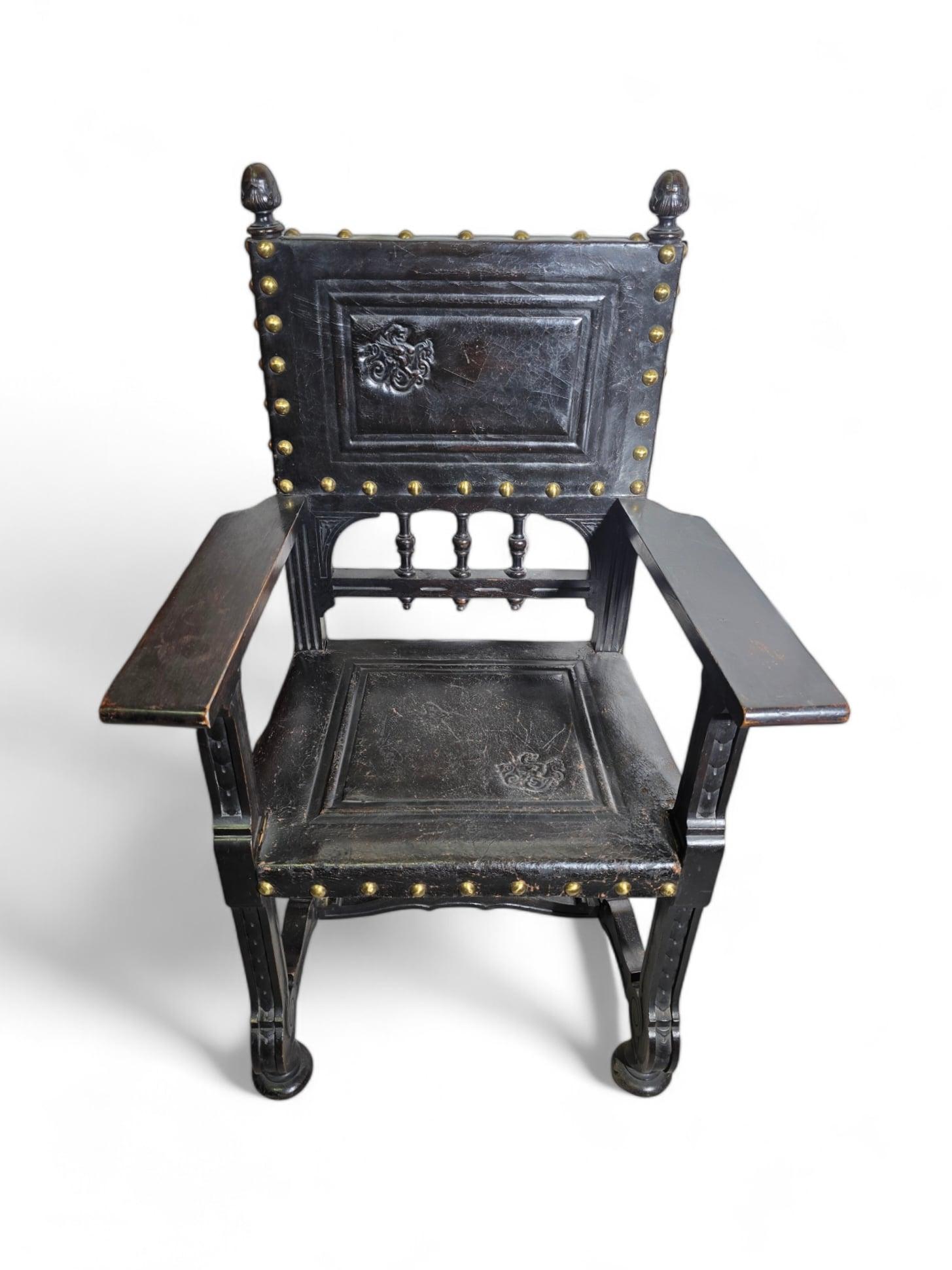 Grande paire de fauteuils castillans du XIXe siècle en vente 9