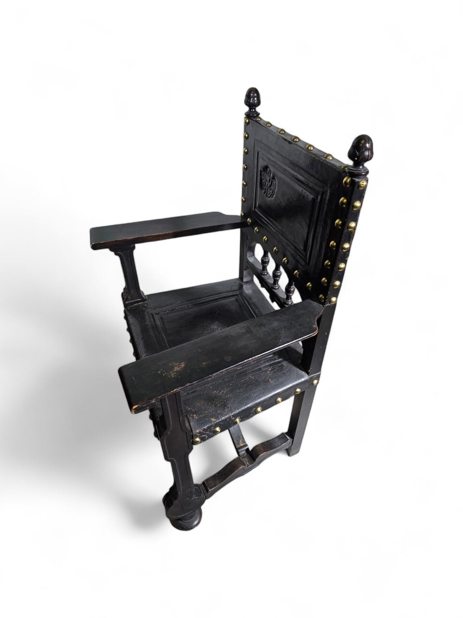 Cette impressionnante paire de fauteuils castillans du XIXe siècle est fabriquée en bois ébonisé et recouverte d'une sellerie en cuir travaillée à la main. Les chaises bénéficient d'un savoir-faire exquis, avec un travail du cuir détaillé et des