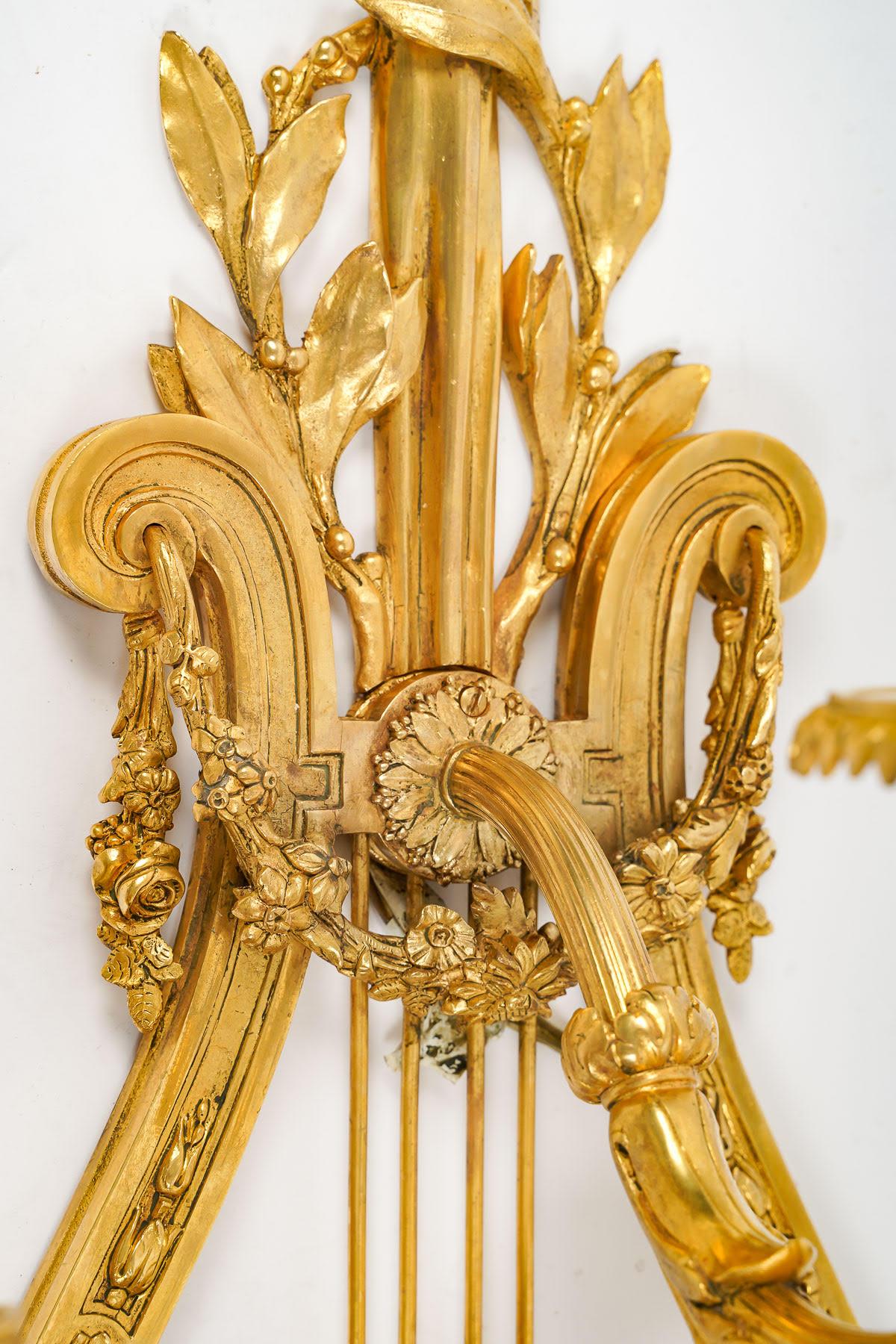 Großes Paar getriebener und vergoldeter Bronze-Wandleuchter aus dem 19.

Paar vergoldete und ziselierte Bronzeleuchten aus dem 19. Jahrhundert, Periode Napoleon III.
h: 104cm, B: 39cm, T: 26cm