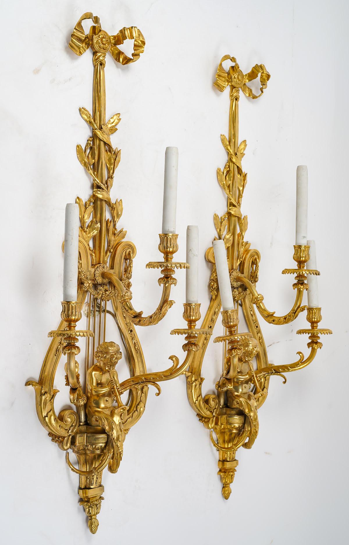 Großes Paar getriebener und vergoldeter Bronze-Wandleuchter aus dem 19. (Napoleon III.) im Angebot