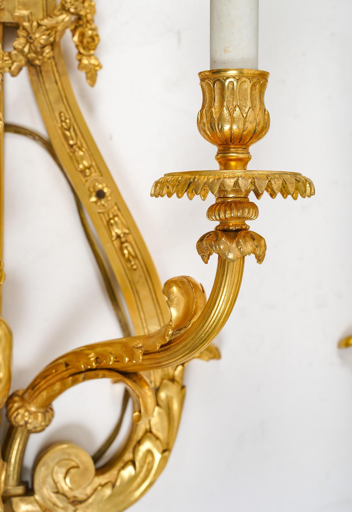 Großes Paar getriebener und vergoldeter Bronze-Wandleuchter aus dem 19. (Französisch) im Angebot