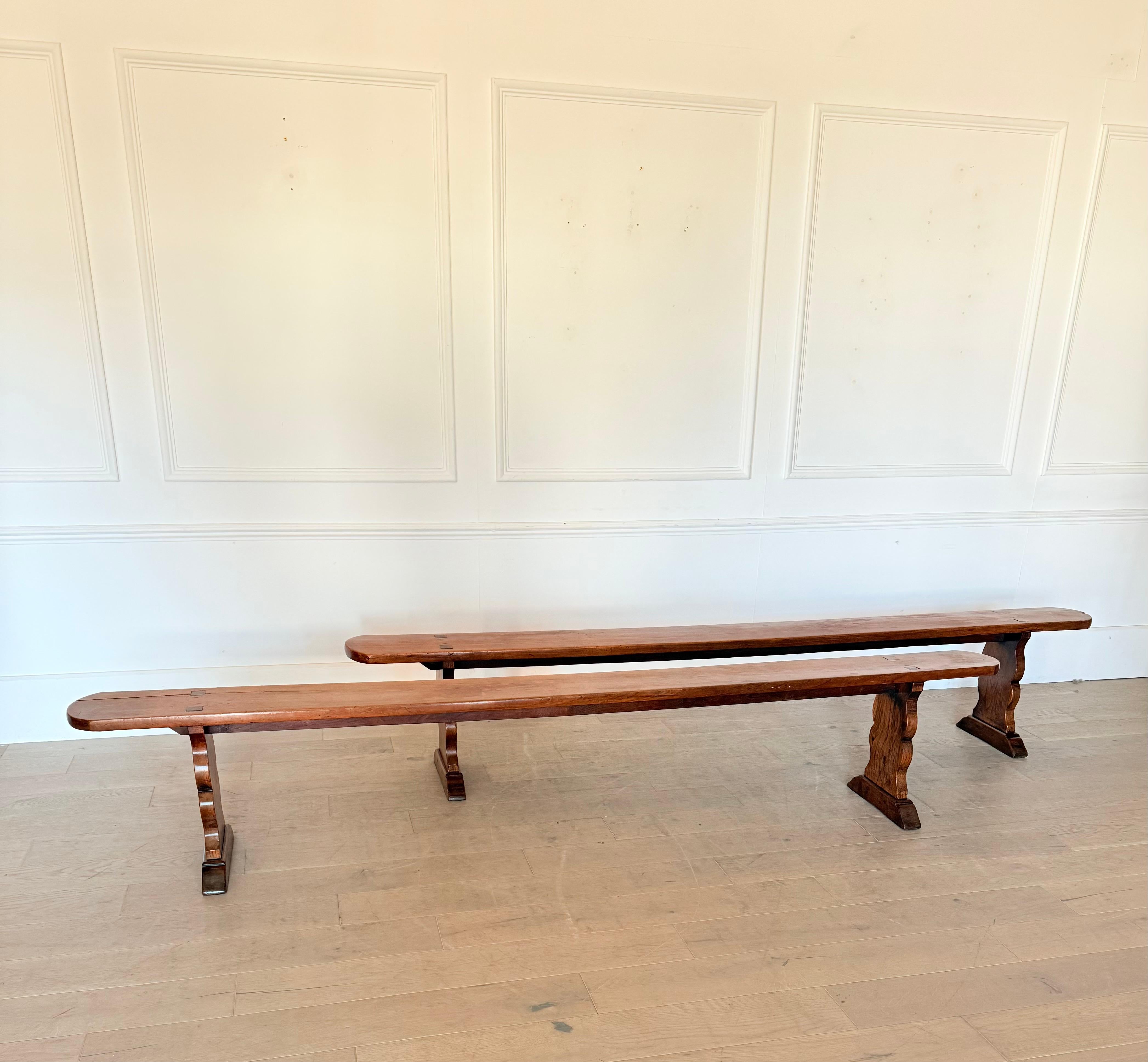 Coppia di grandi panche in legno di ciliegio del XIX secolo 

Francese del 1860 circa, bella seduta ampia 

Sono stati sottoposti ai nostri laboratori e sono stati puliti e cerati Altezza lucidata 

Altezza 20 pollici 
Profondità della seduta 9 1/4