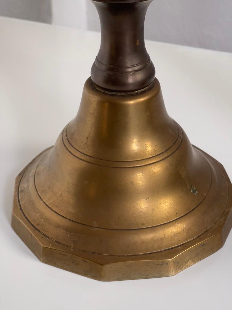 Grande coppia di candelabri danesi del XIX secolo in ottone patinato e bronzo. in vendita 3
