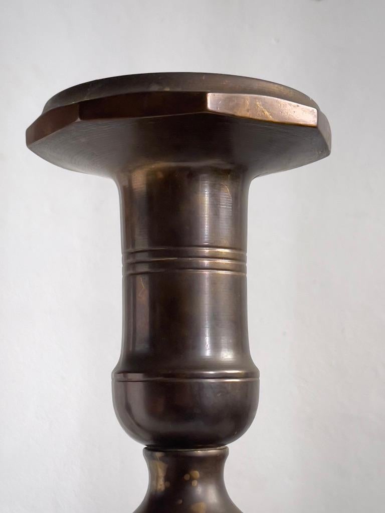 Grande coppia di candelabri danesi del XIX secolo in ottone patinato e bronzo. in vendita 4