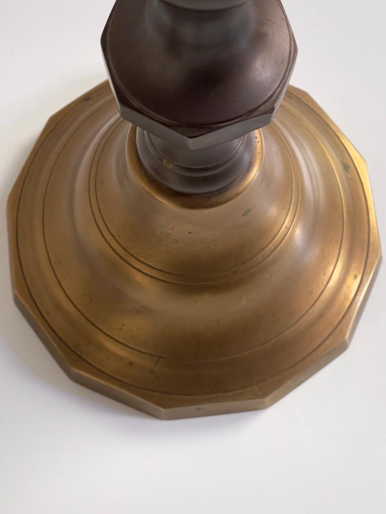 Grande coppia di candelabri danesi del XIX secolo in ottone patinato e bronzo. in vendita 5
