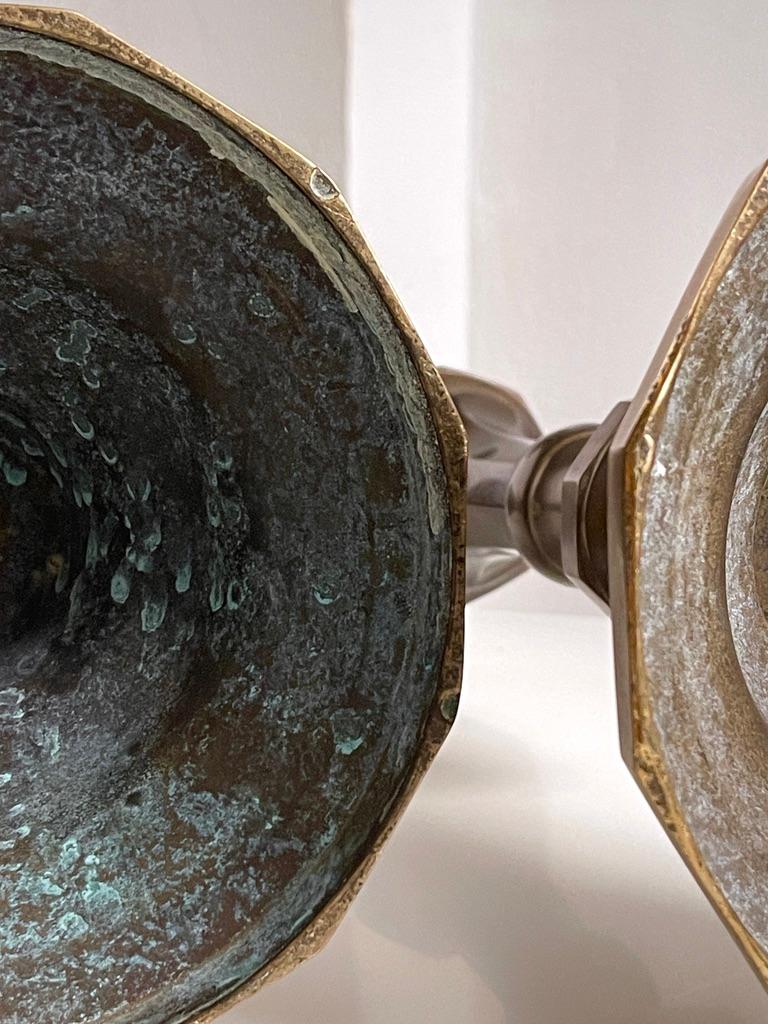 Grande coppia di candelabri danesi del XIX secolo in ottone patinato e bronzo. in vendita 6