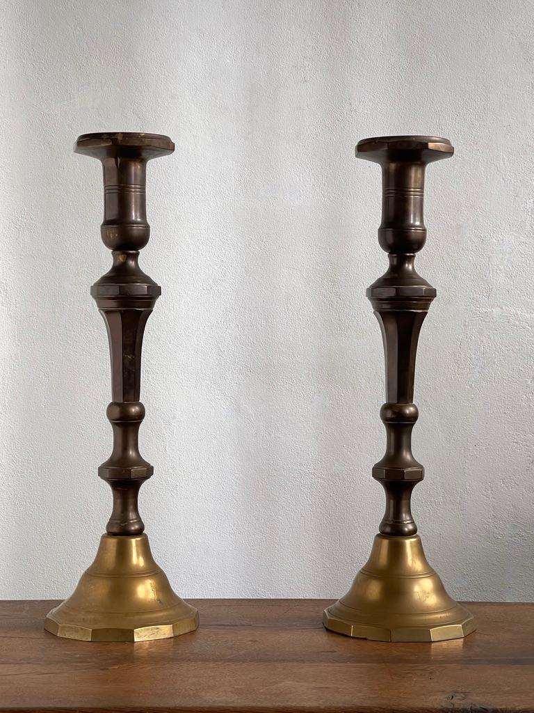 Questa grande coppia di candelabri barocchi danesi del XIX secolo esemplifica la grandezza e l'opulenza caratteristiche del periodo Baroque Revival, fondendo senza soluzione di continuità l'influenza storica con un'eccezionale maestria artigianale.