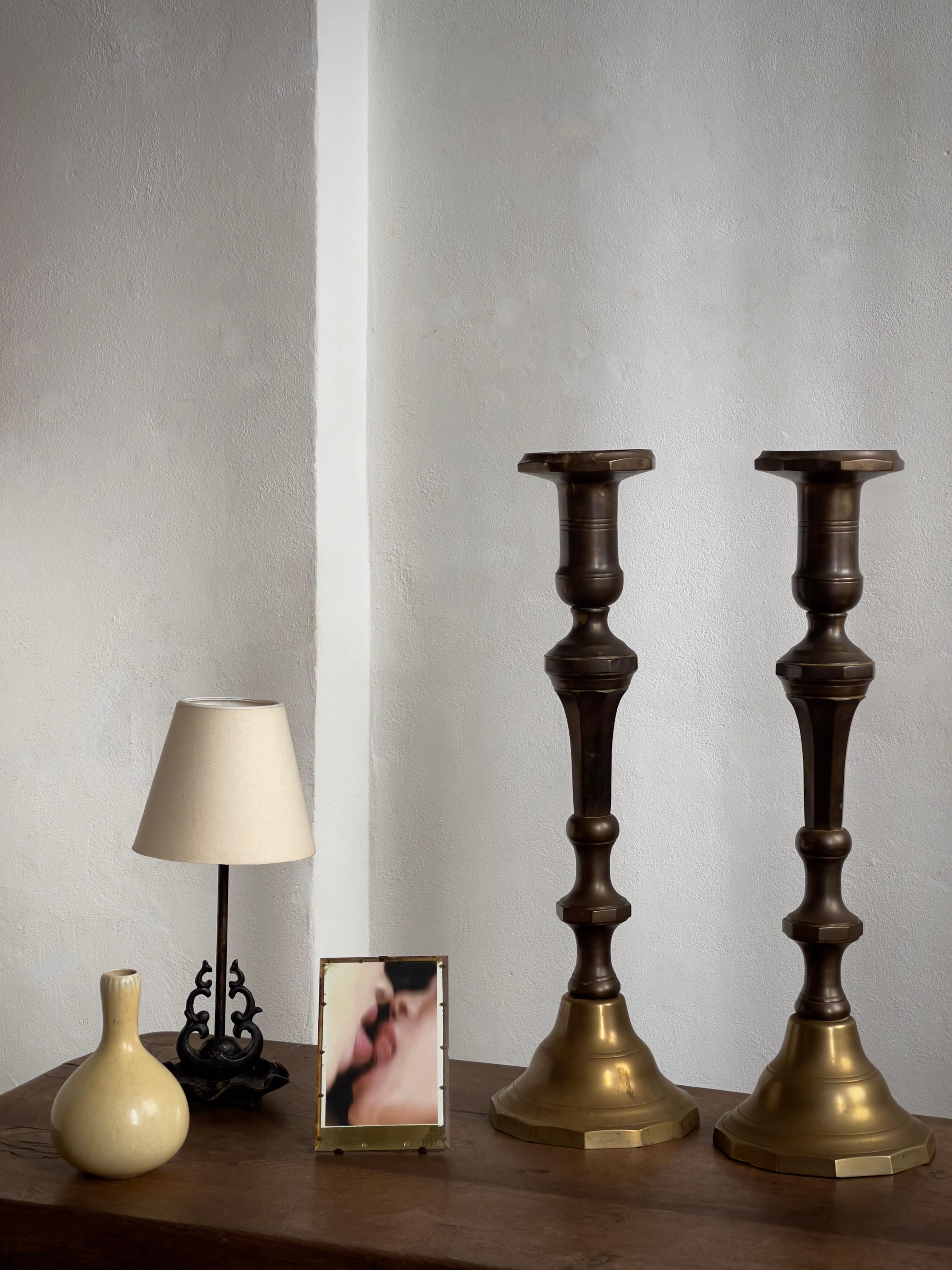 Neobarocco Grande coppia di candelabri danesi del XIX secolo in ottone patinato e bronzo. in vendita