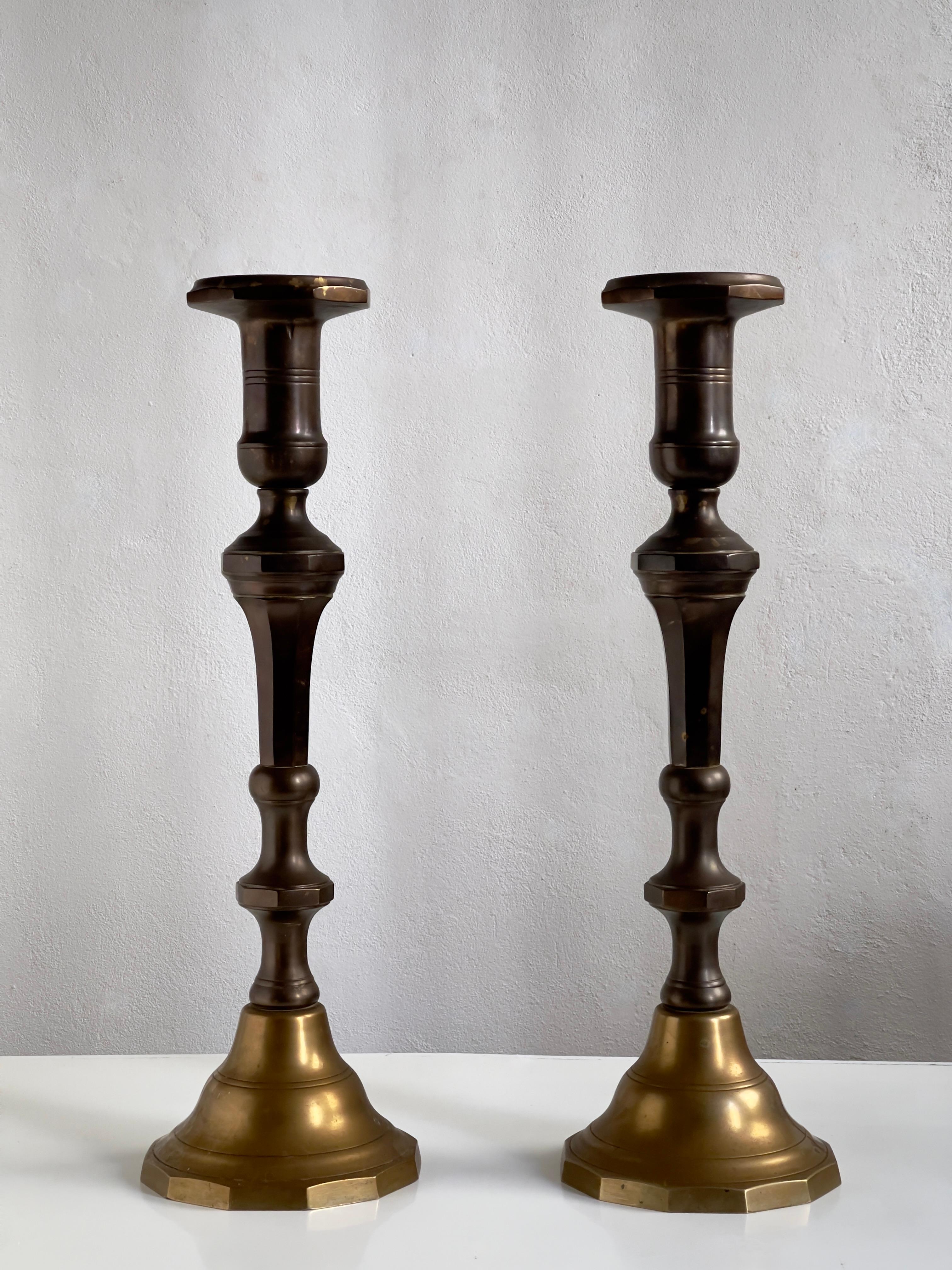Danese Grande coppia di candelabri danesi del XIX secolo in ottone patinato e bronzo. in vendita
