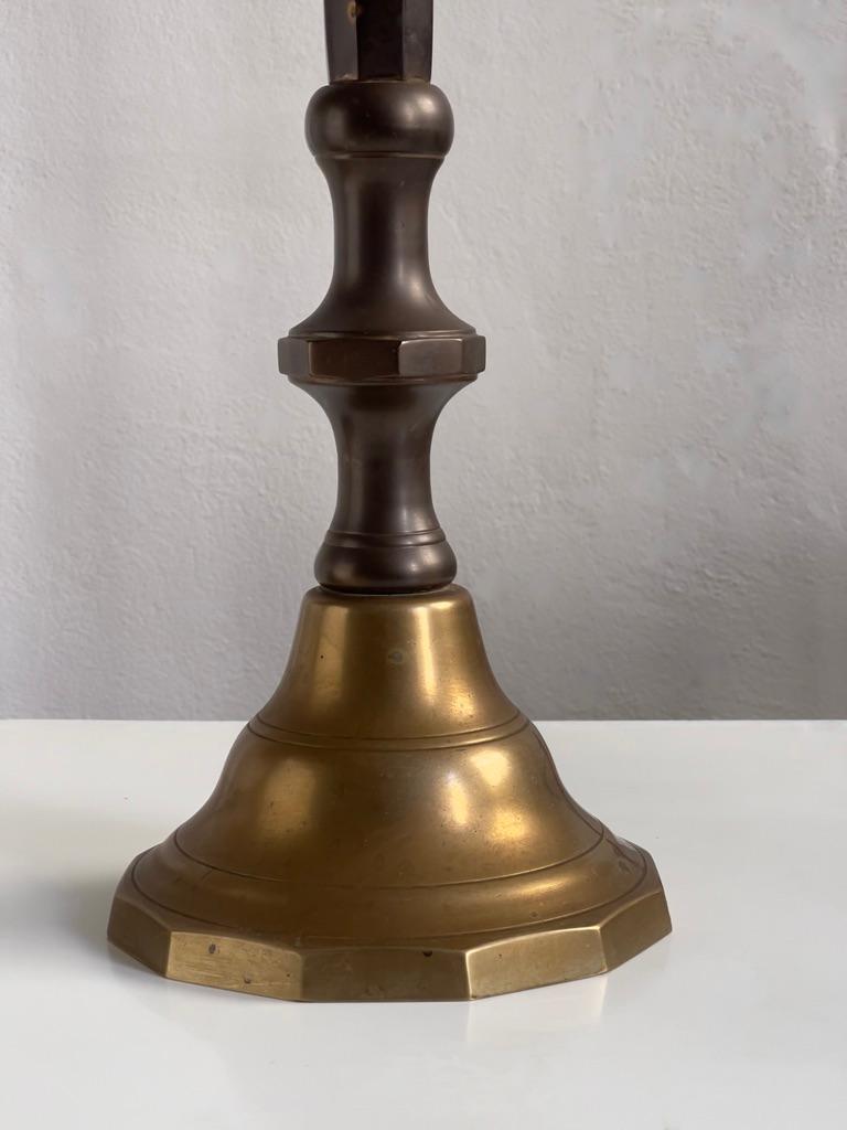 Calco Grande coppia di candelabri danesi del XIX secolo in ottone patinato e bronzo. in vendita