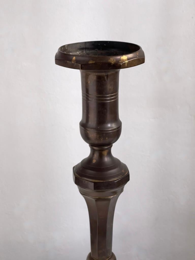 Grande coppia di candelabri danesi del XIX secolo in ottone patinato e bronzo. In condizioni buone in vendita a København K, 84