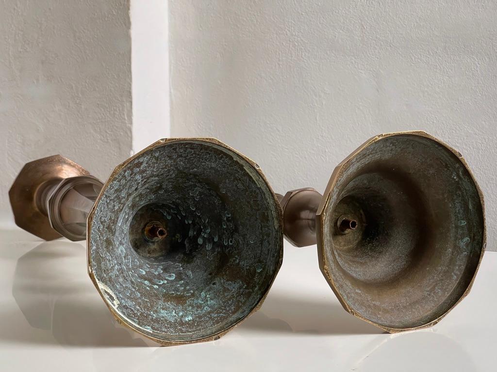 Ottone Grande coppia di candelabri danesi del XIX secolo in ottone patinato e bronzo. in vendita
