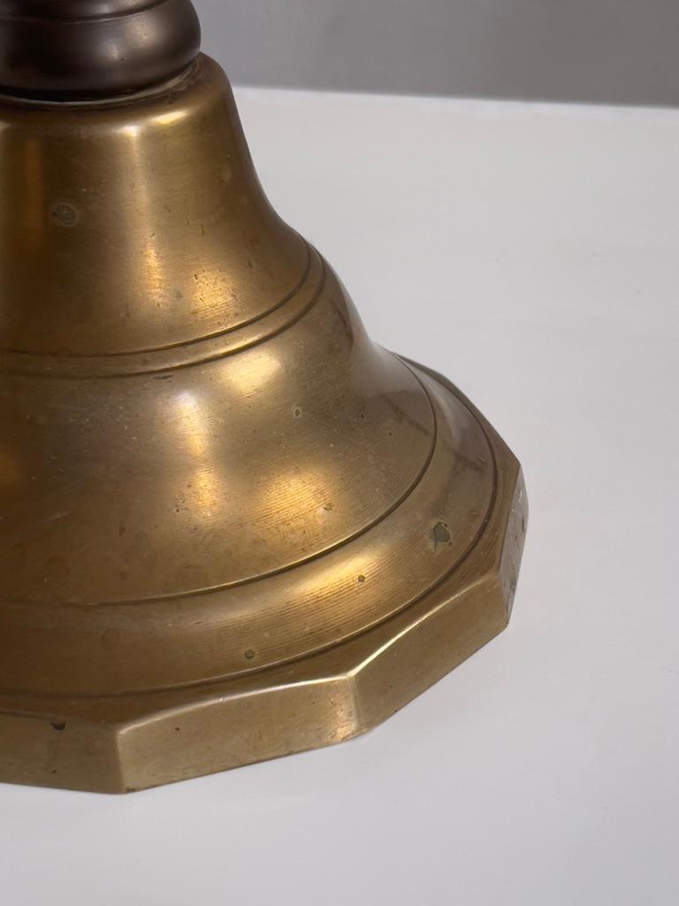 Grande coppia di candelabri danesi del XIX secolo in ottone patinato e bronzo. in vendita 1