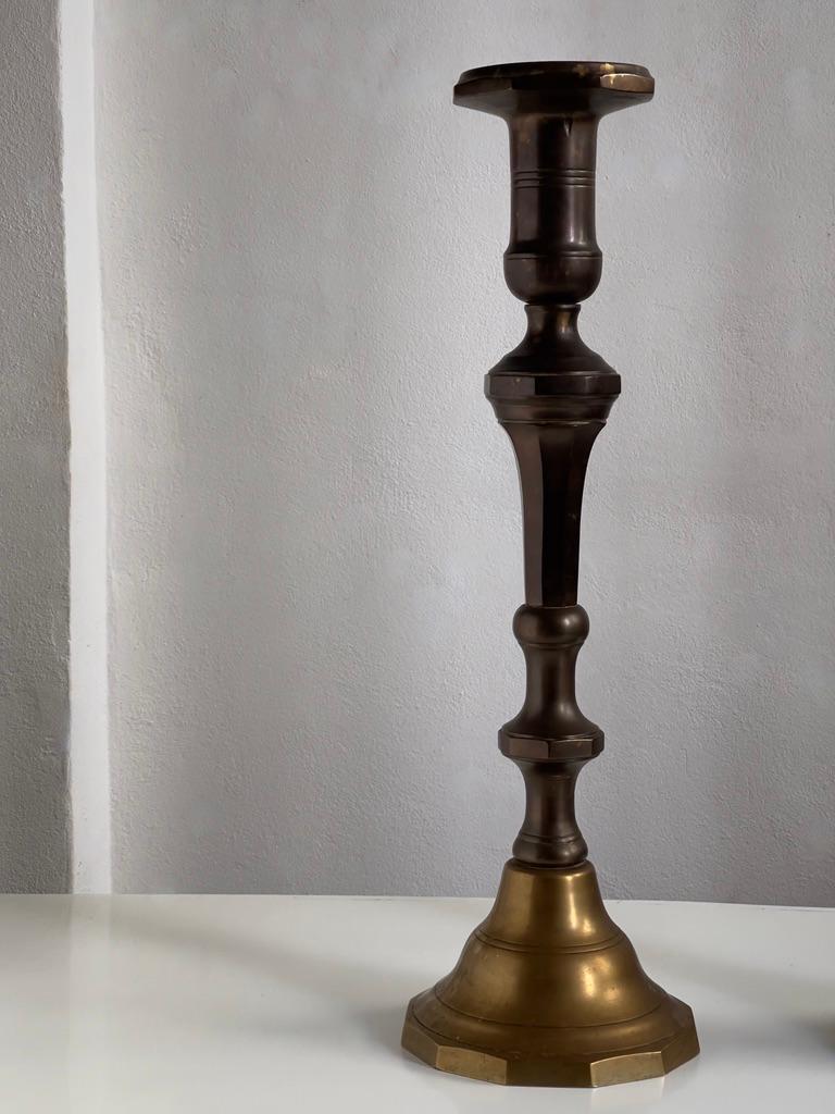 Grande coppia di candelabri danesi del XIX secolo in ottone patinato e bronzo. in vendita 2