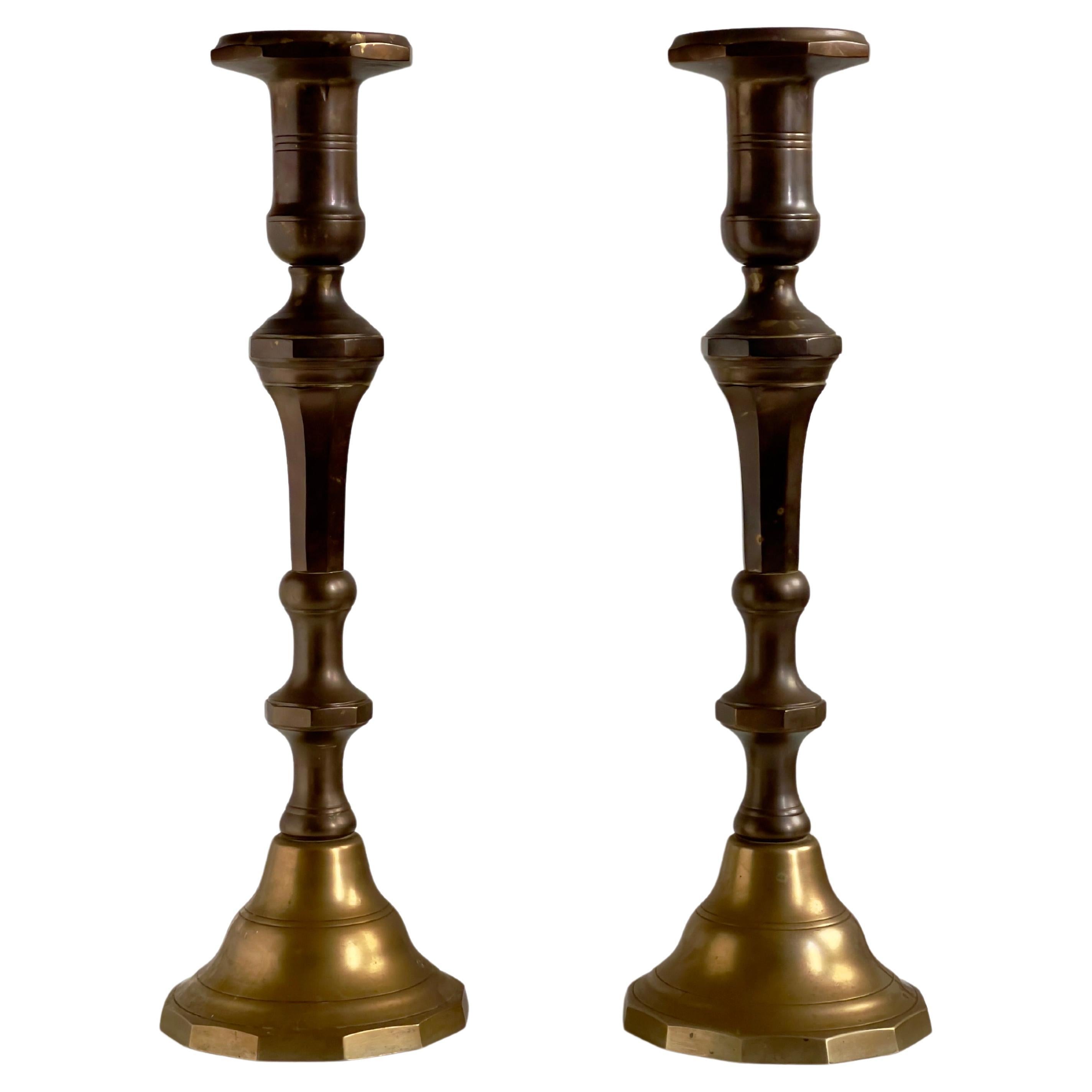 Grande coppia di candelabri danesi del XIX secolo in ottone patinato e bronzo.