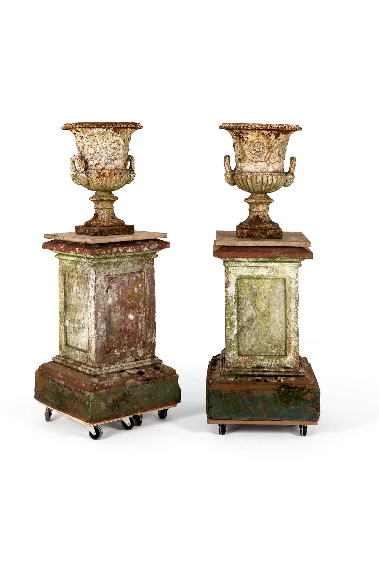 Gran pareja de pedestales ingleses de terracota para jardín del siglo XIX Alto victoriano en venta