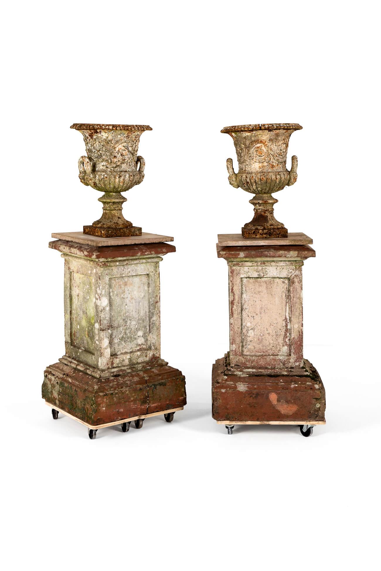 Gran pareja de pedestales ingleses de terracota para jardín del siglo XIX en Bueno estado para la venta en Faversham, GB